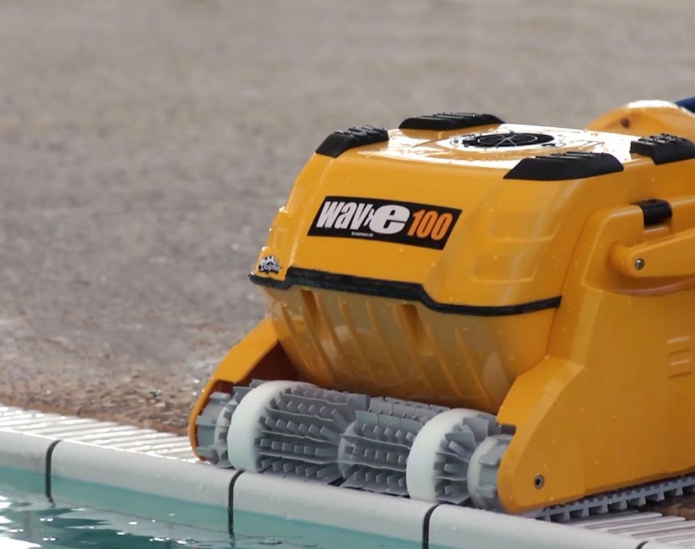 Робот за басейн Dolphin Wave 100 за почистване на до 25 м басейни

3.