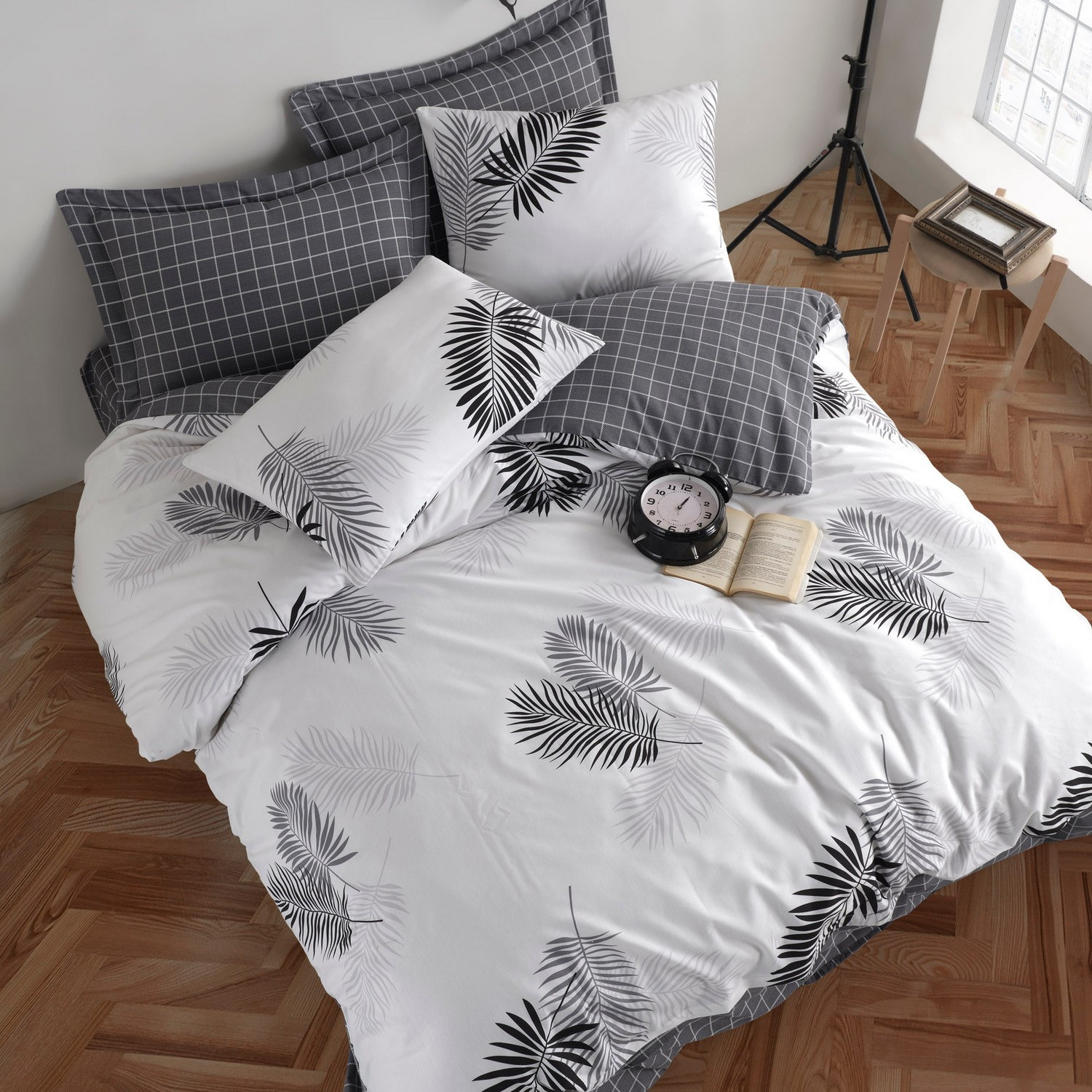 Снимка на Спален комплект EnLora Home 162ELR1703, 80% памук, 20% полиестер, 4 части, Завивка 200х220 см, Чаршаф 220х240 см, Калъфки 50х70 см, Бял/сив, EnLora Home, цена 24.67 лв