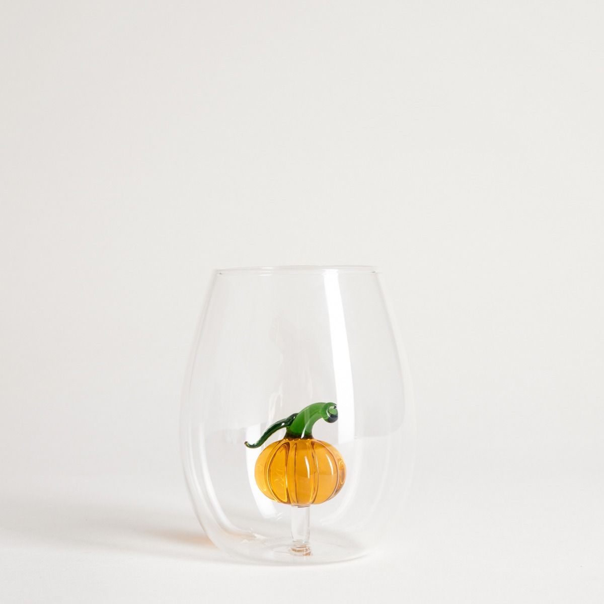 Чаша HOMLA PUMPKIN с тиква декорация за есенни напитки

12.