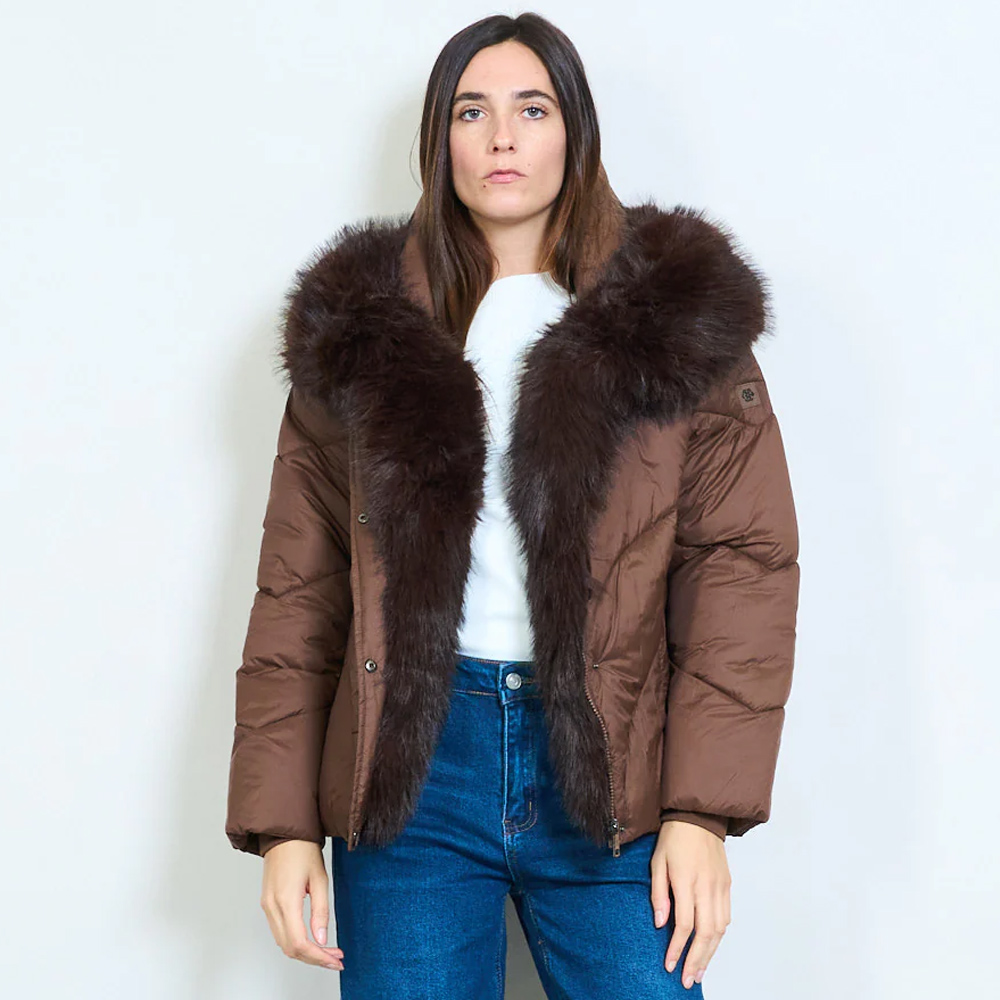 Снимка на Зимно дамско яке с качулка, яка  еко косъм, цвят кафяв, Ft8644, Moda Piu Anna, цена 60.94 лв