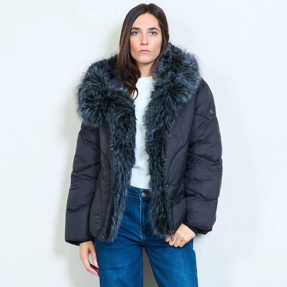 Зимно дамско яке с качулка, яка  еко косъм, цвят черен, Ft8645 от Moda Piu Anna — продуктова снимка