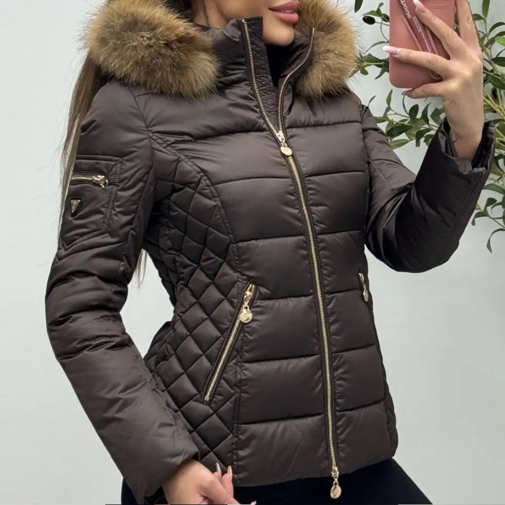 Зимно дамско яке, естествен косъм на качулката, цвят кафяв, Ft8535-1 от Moda Piu Anna — продуктова снимка