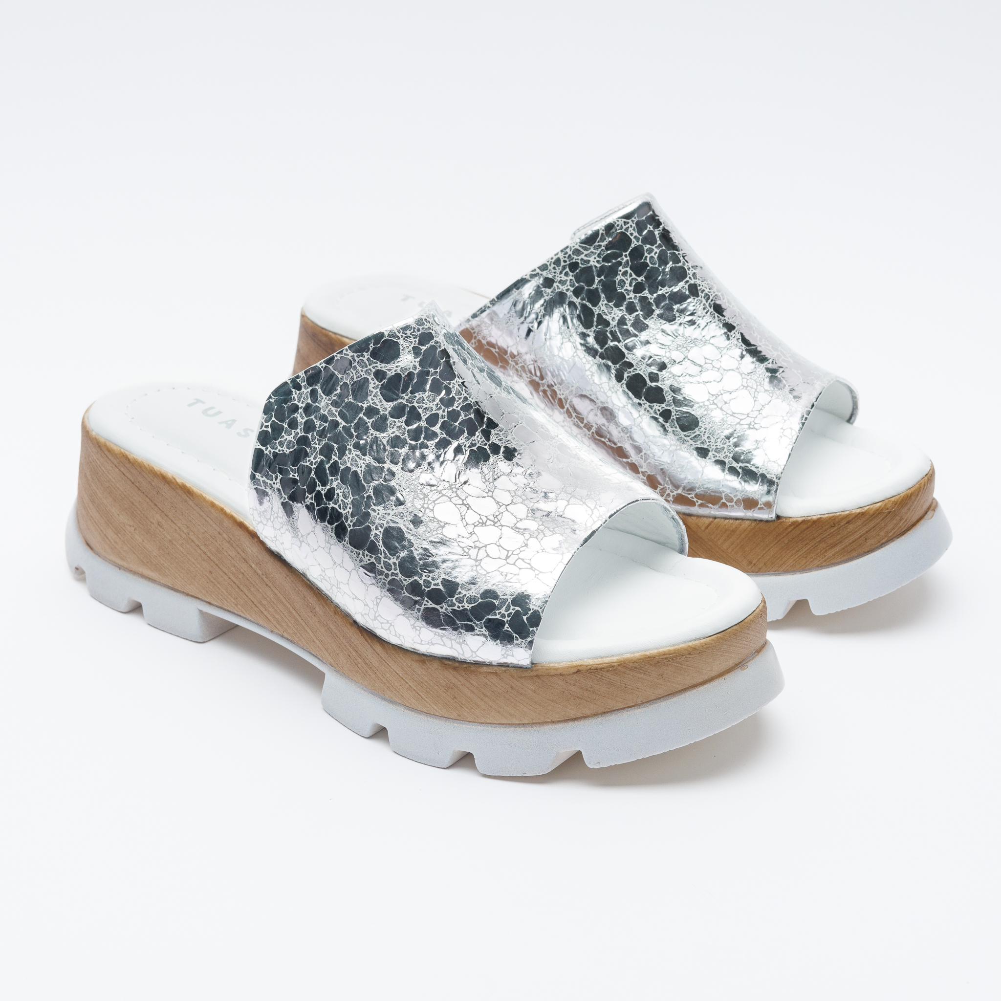 Сребристи чехли на платформа от естествена кожа — снимка на продукта от ARMADA