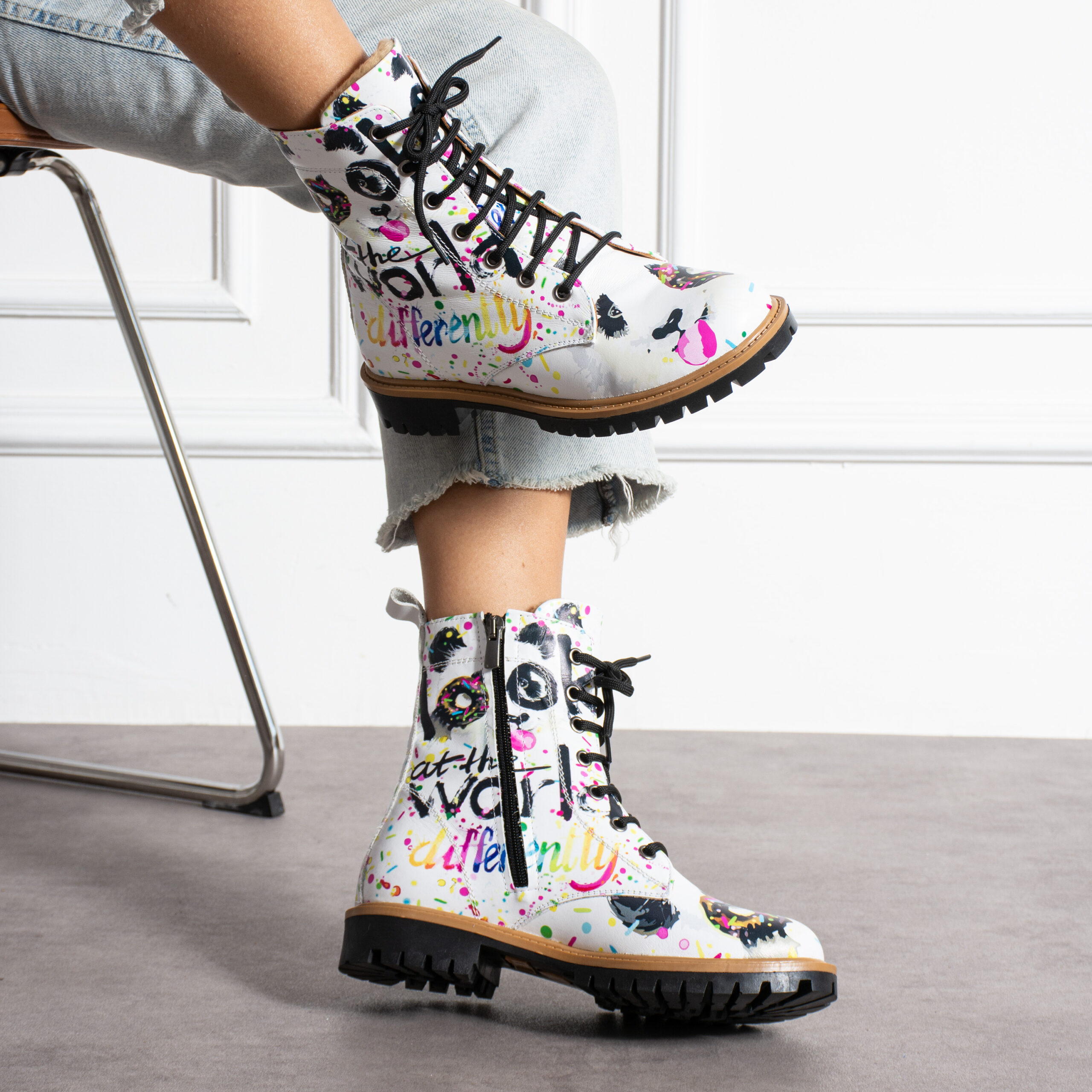 Дамски боти с цветен принт от естествена кожа от ARMADA — продуктова снимка