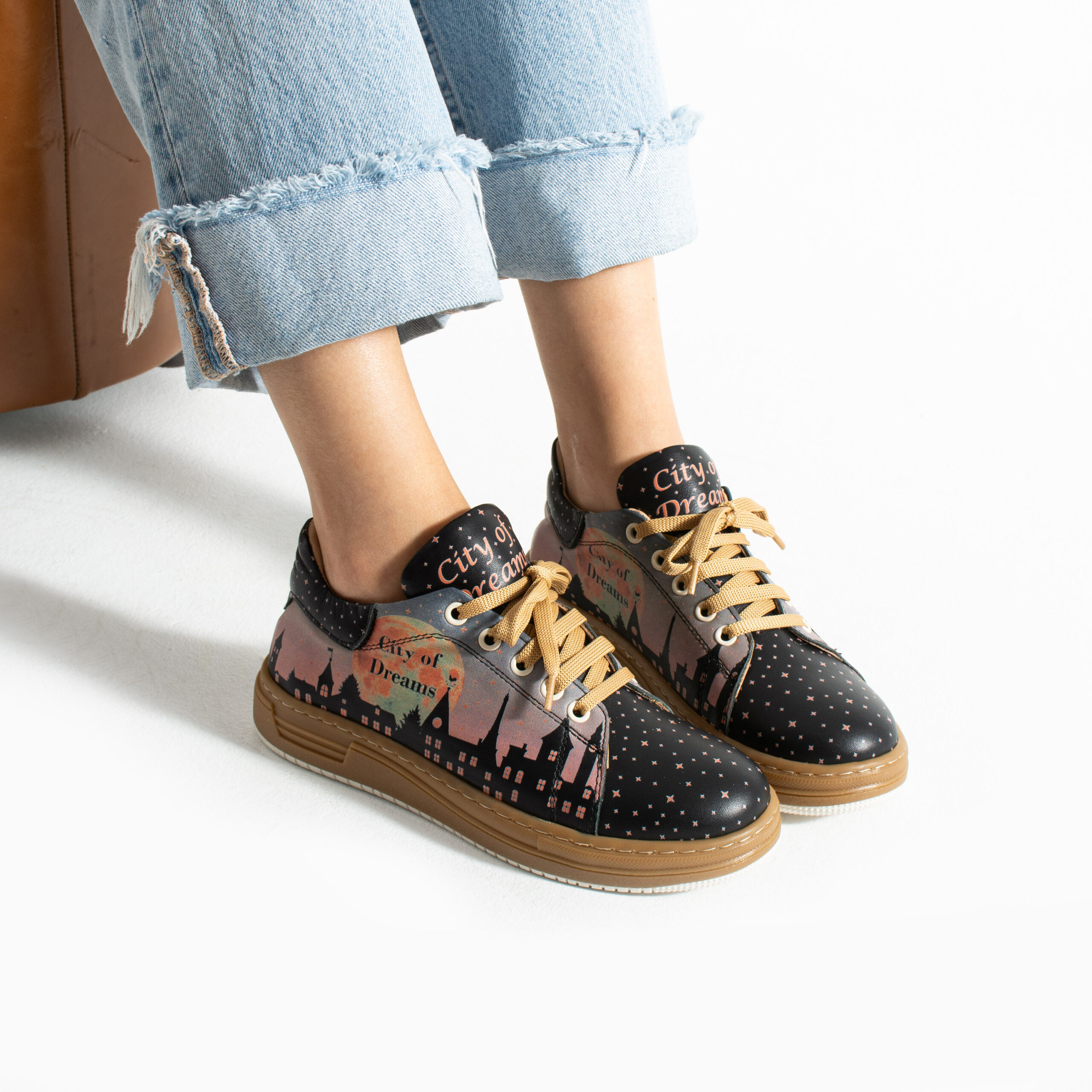 Анатомични дамски кецове от естествена кожа ARMADA, комфорт и стил, цена 76.18 лв  
  
3.