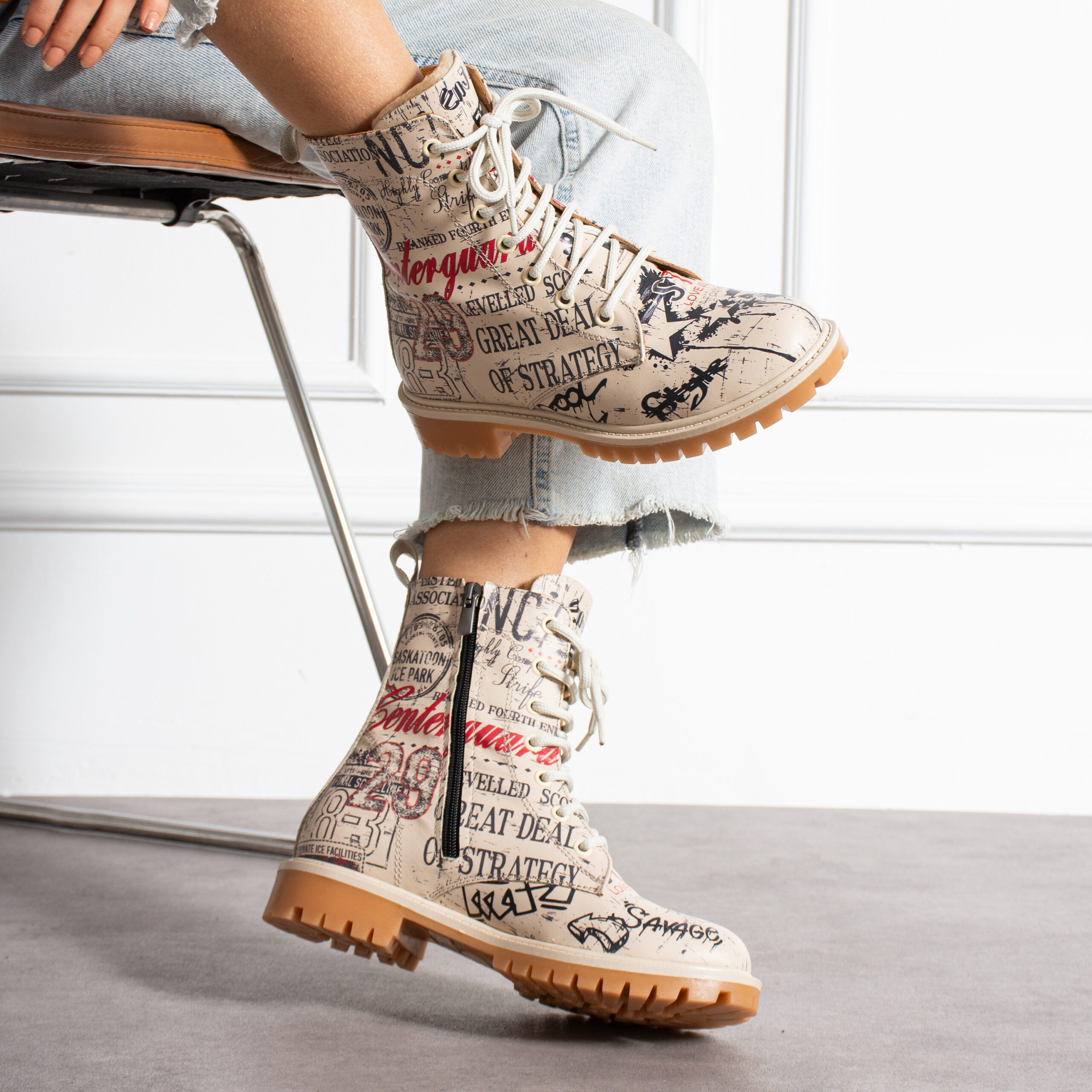 Дамски боти с принт от естествена кожа, модерна визия и комфорт  

20.