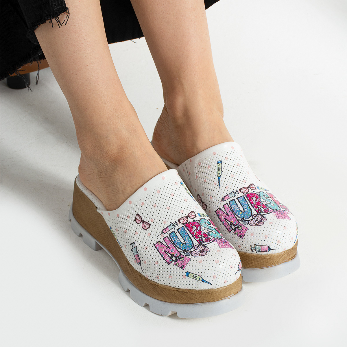 Медицинско сабо от естествена кожа с анатомична подметка за професионалисти  

15.