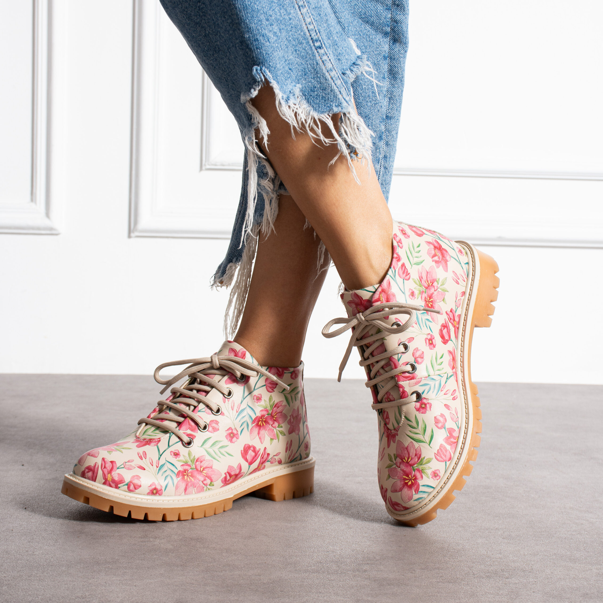 Дамски боти с флорален принт от естествена кожа, стил и комфорт  

14.