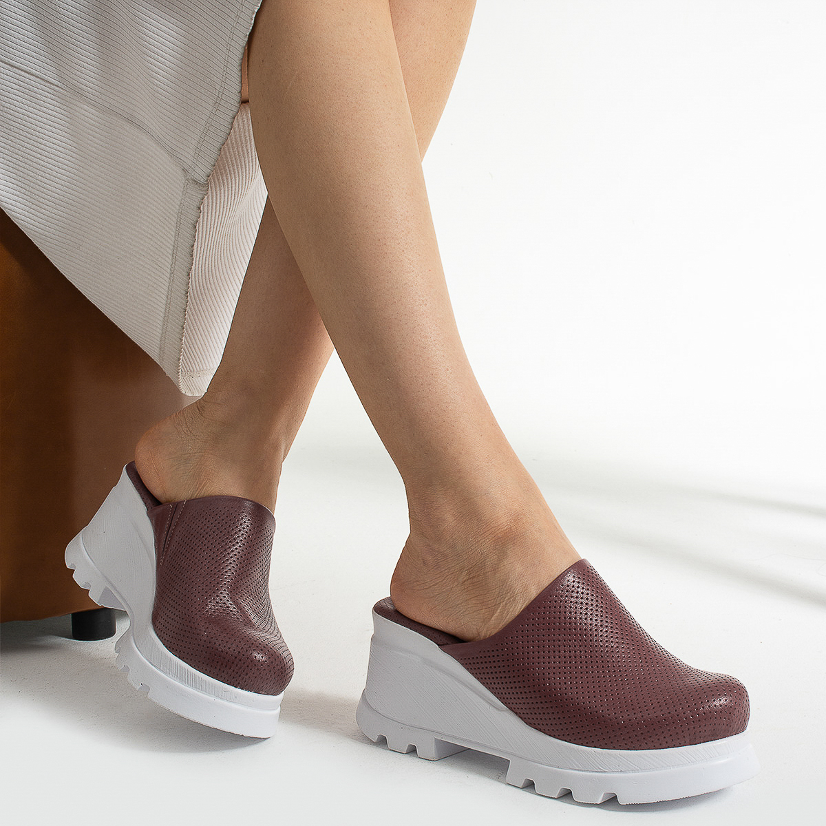 Червени дамски сабо от естествена кожа с платформа, комфорт и модерен дизайн  

13.