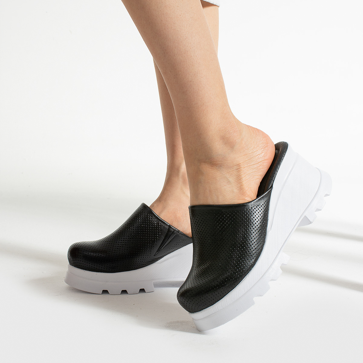 Черни анатомични дамски сабо с платформа от ARMADA, комфорт и елегантност  

10.