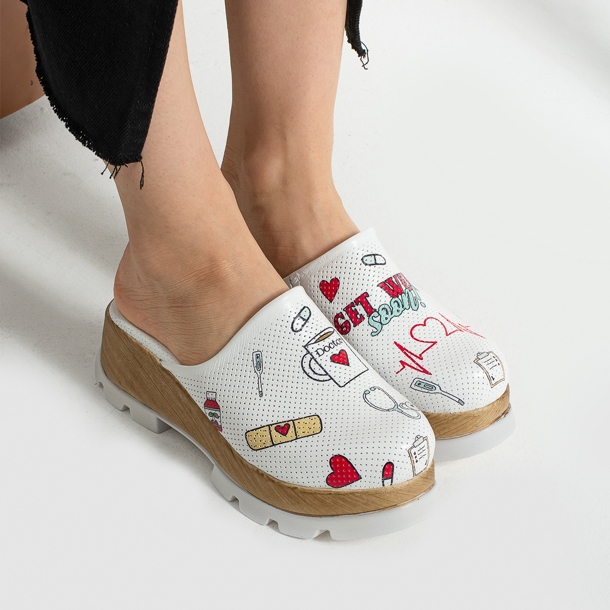 Медицинско сабо от естествена кожа с платформа, комфорт и хигиена за медицински персонал  

6.