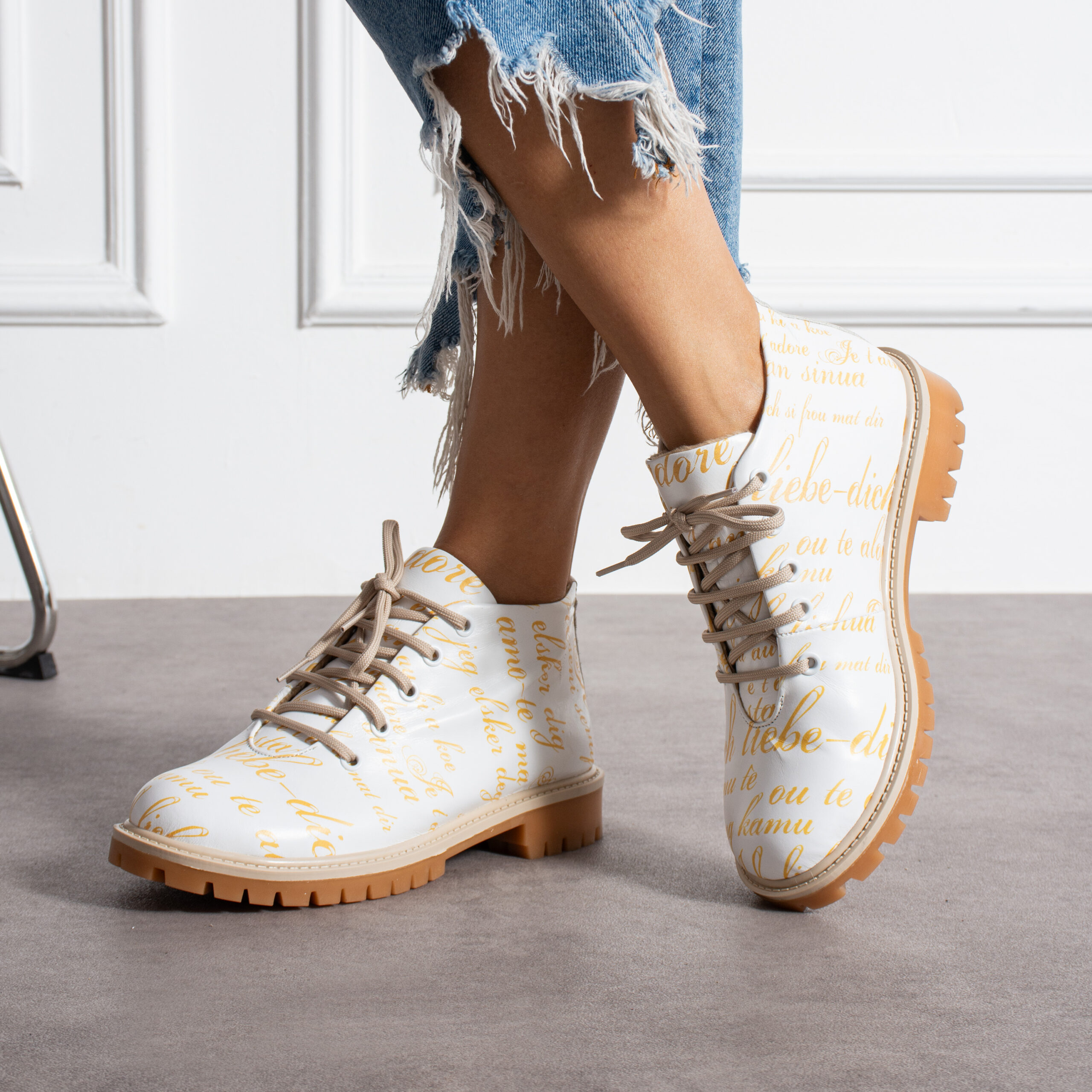 Бели дамски обувки от естествена кожа с принт от ARMADA, модерни и удобни за всеки ден  

5.