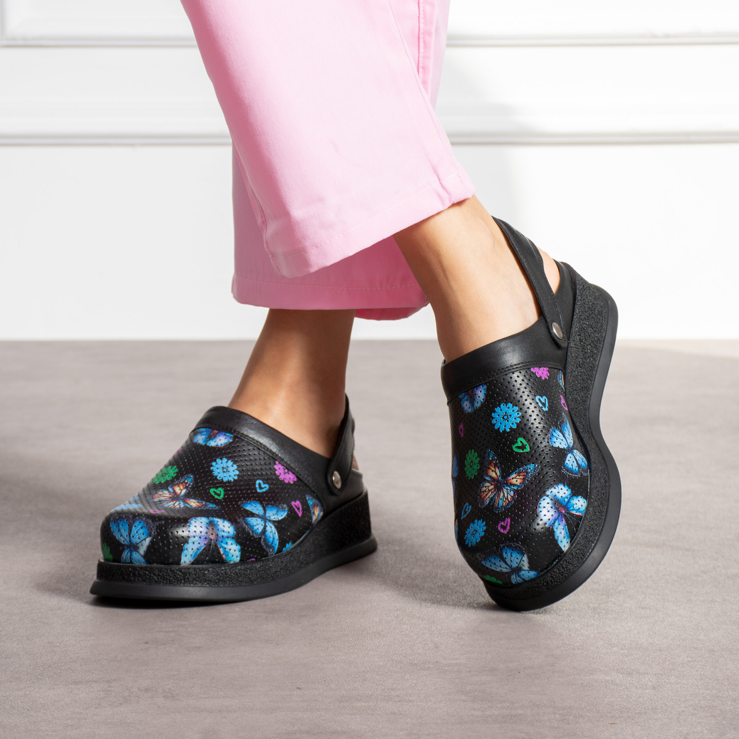 Черни дамски анатомични сабо от естествена кожа с каишка, комфорт и елегантност  

4.