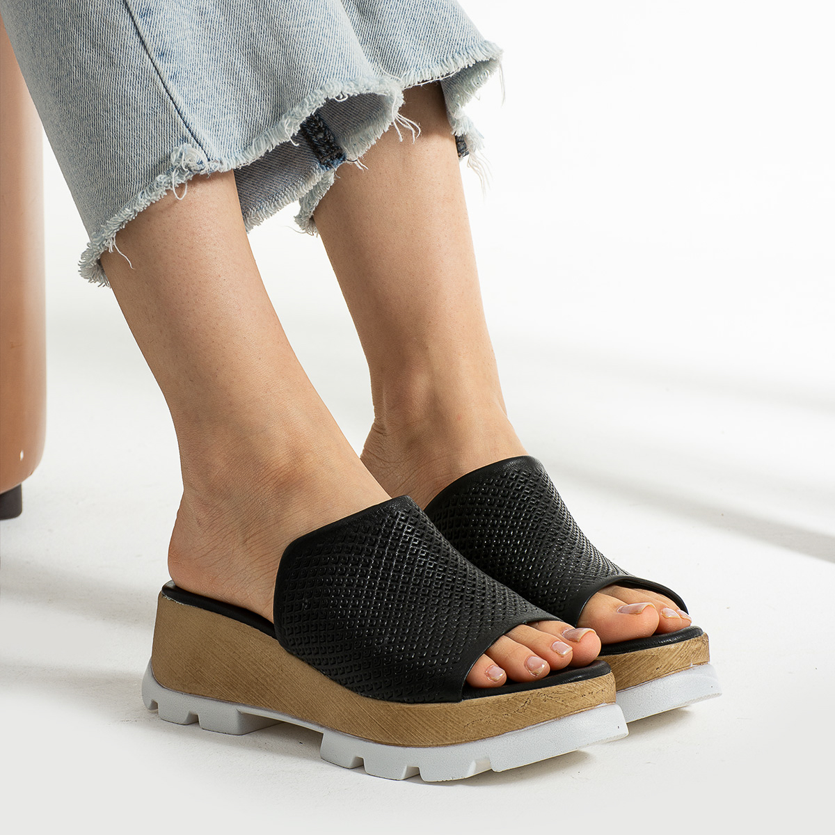 Черни дамски чехли на платформа от естествена кожа, комфорт и моден стил  

19