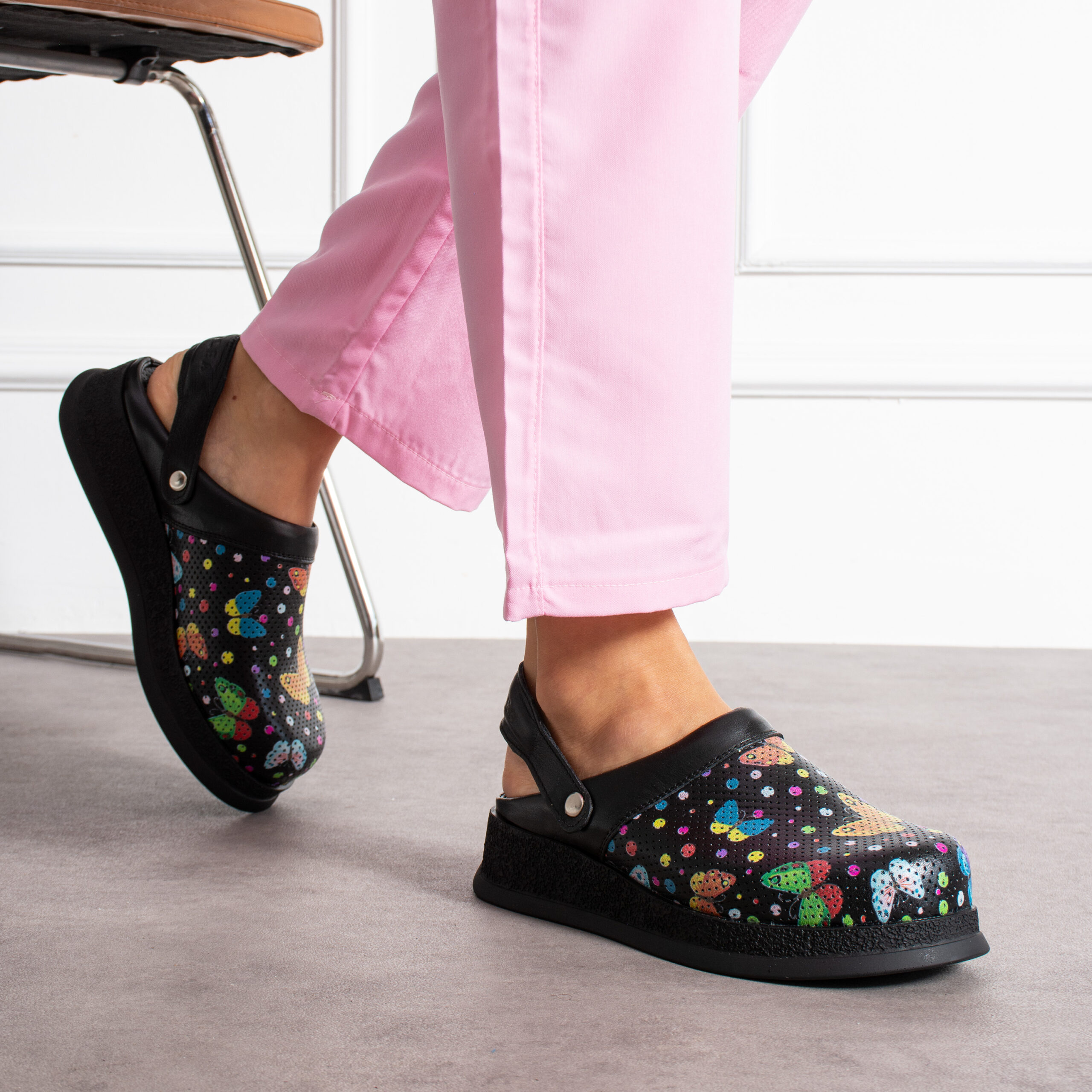 Черно анатомично сабо с каишка от естествена кожа, комфорт и елегантност  

18