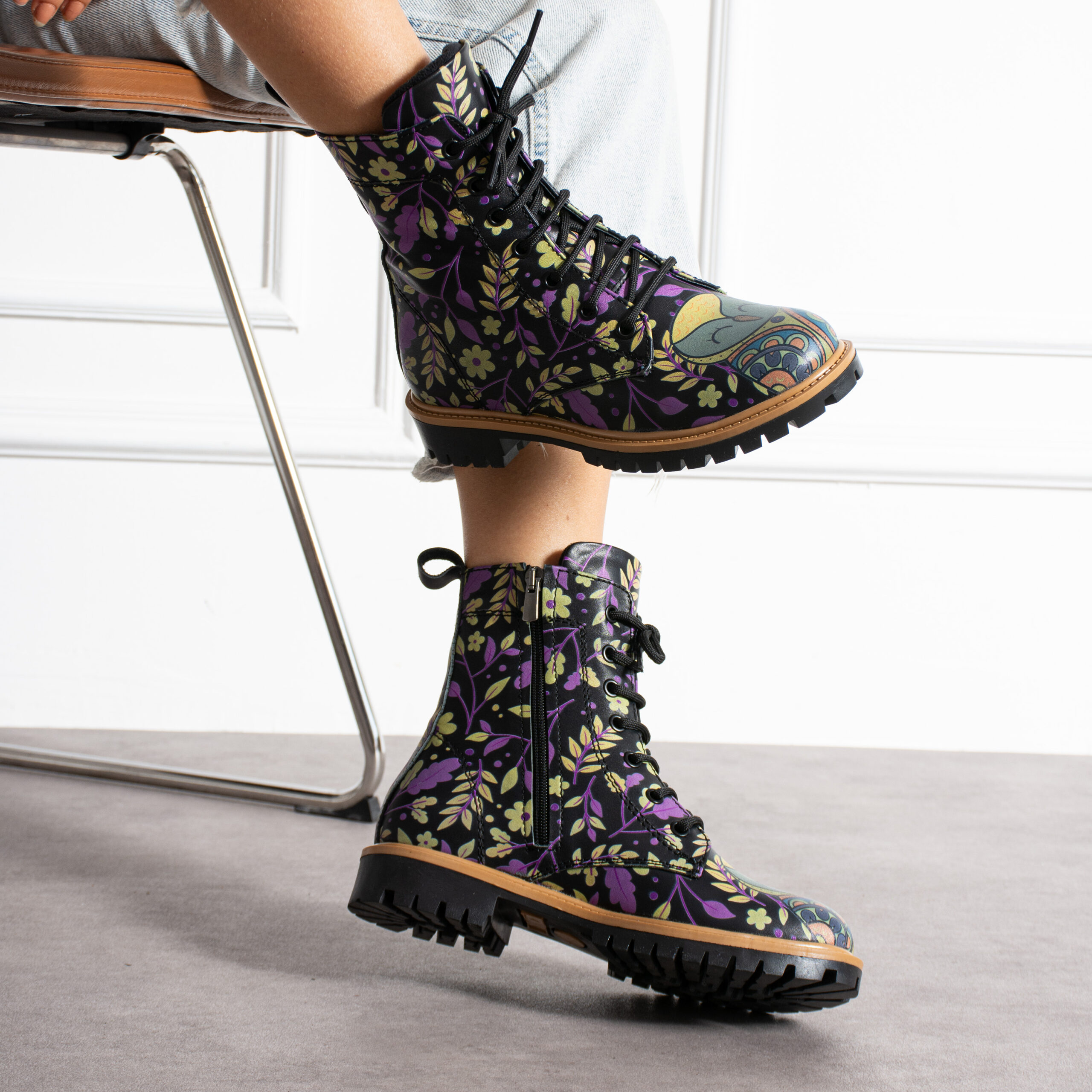 Черни дамски кубинки с цип и връзки от естествена кожа  

17