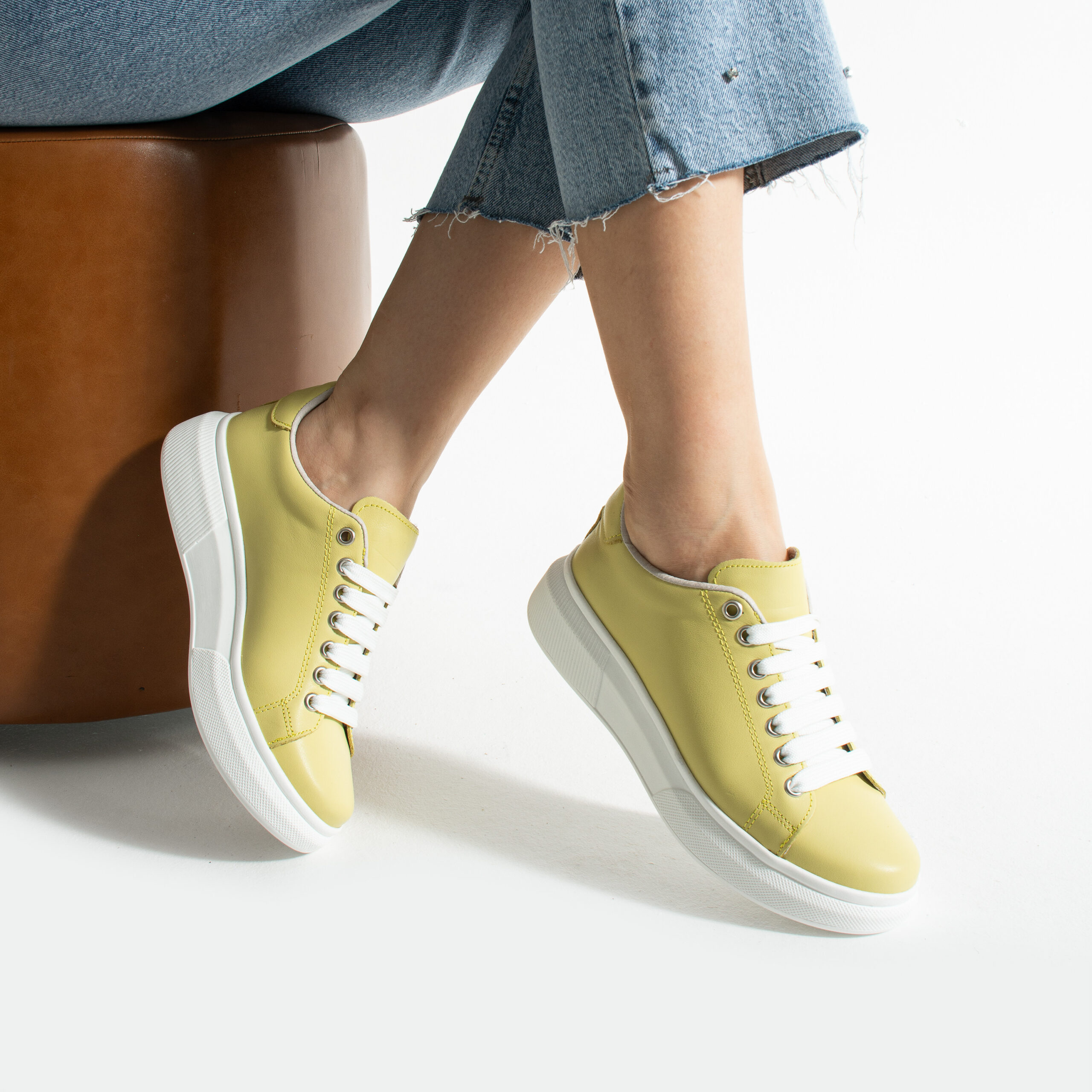 Жълти дамски кецове от естествена кожа, моден акцент  

16