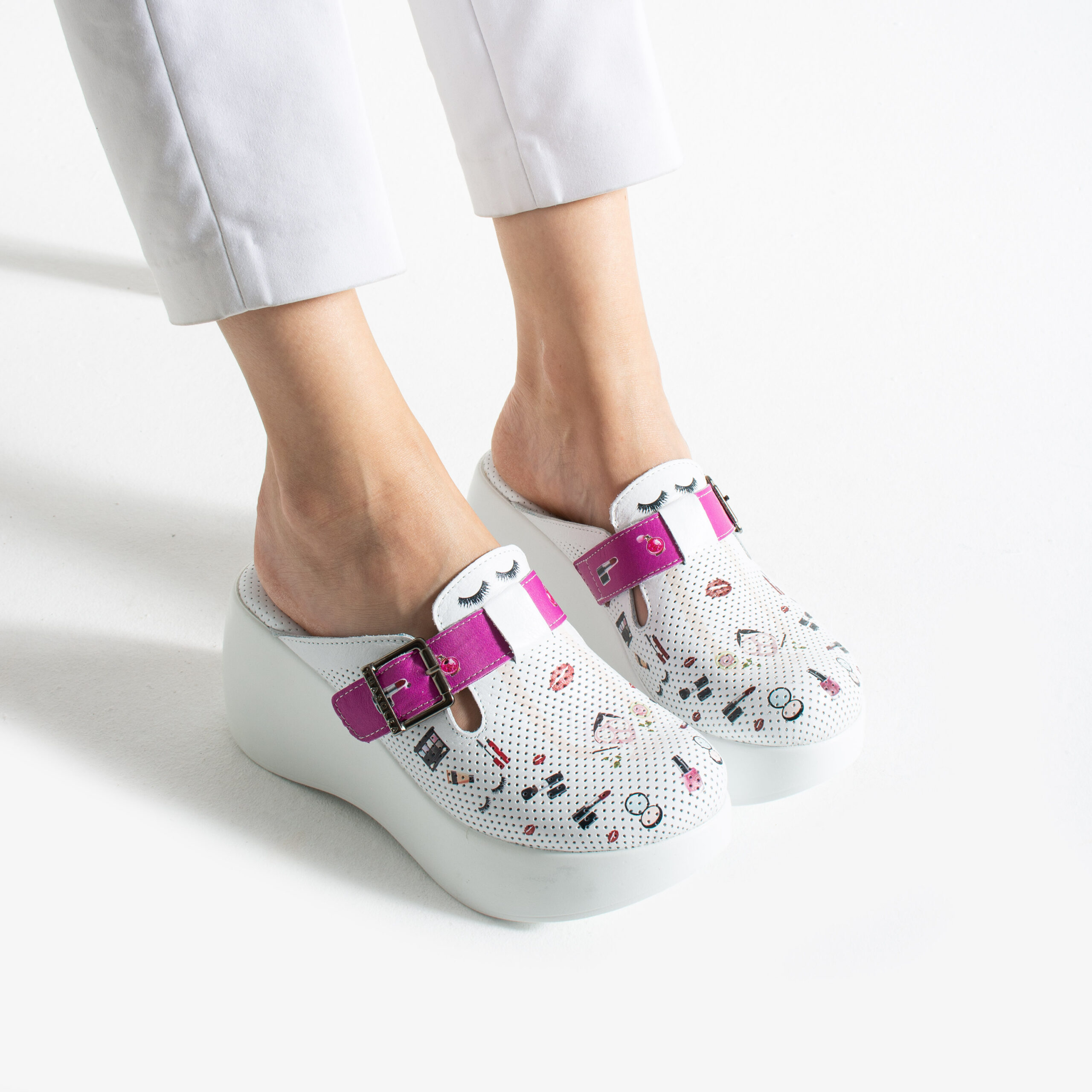 Бели анатомични дамски чехли на платформа от естествена кожа  

15