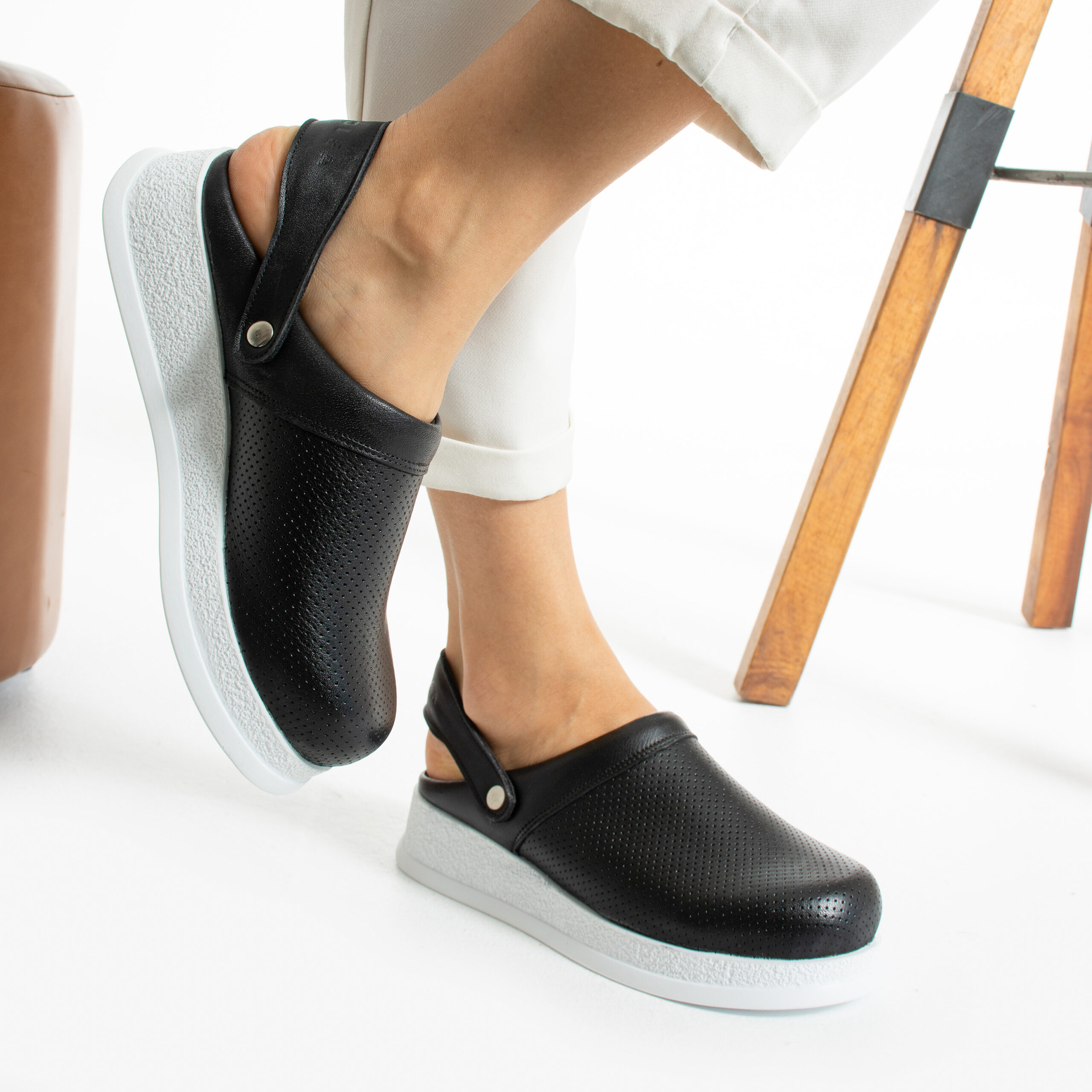 Черно работно сабо с каишка, комфорт за работното ежедневие  

13