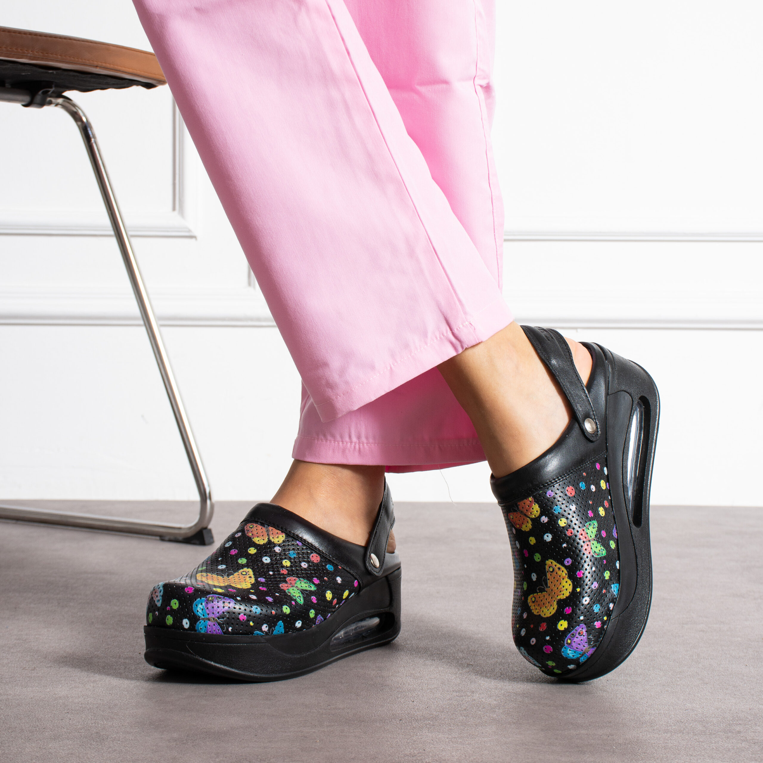 Анатомично кожено сабо с каишка, удобство и стил  

12