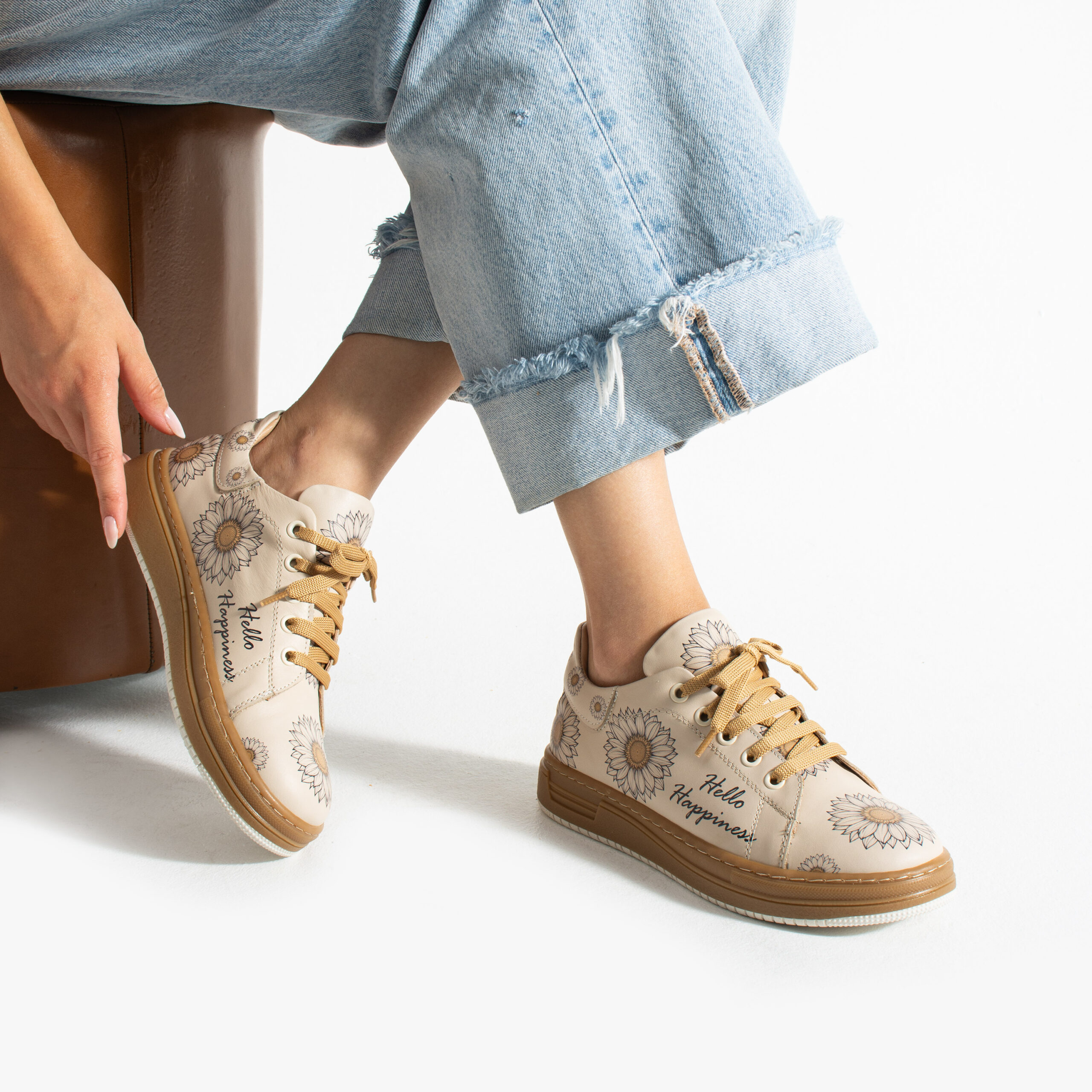 Анатомични дамски кецове от естествена кожа — снимка на продукта от ARMADA