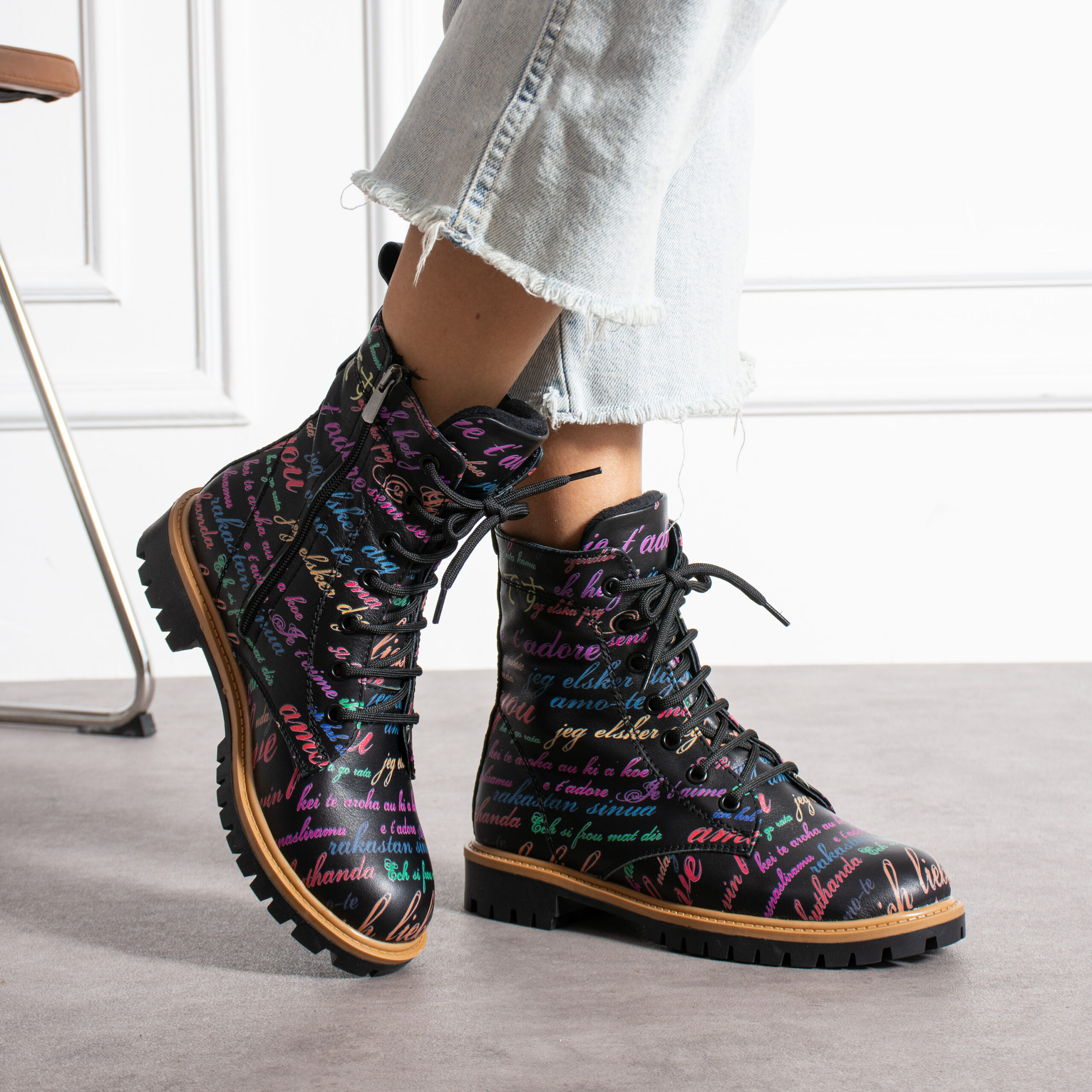 Черни дамски боти от естествена кожа с принт от ARMADA — продуктова снимка