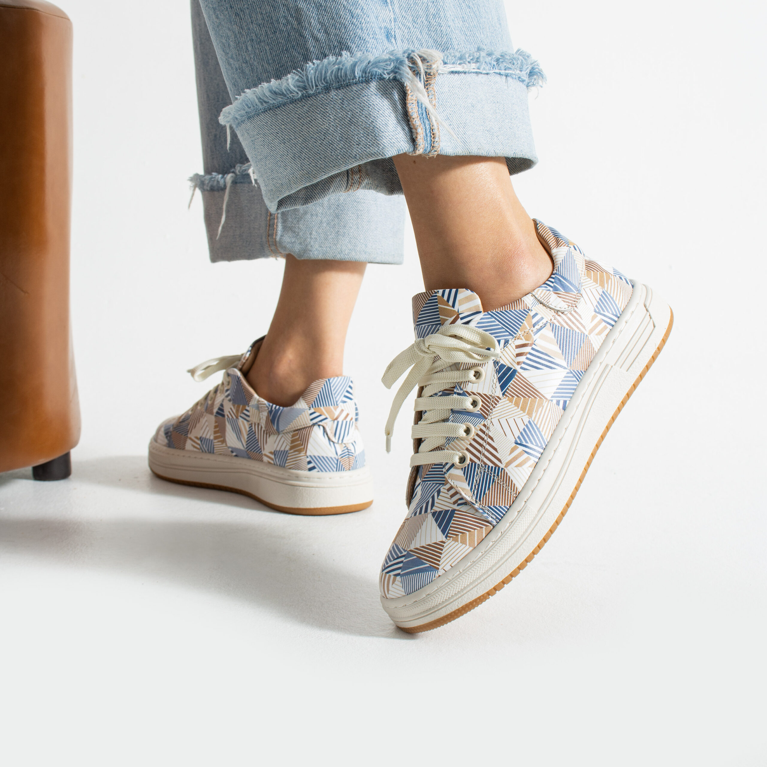 Анатомични дамски кецове от естествена кожа от ARMADA — продуктова снимка