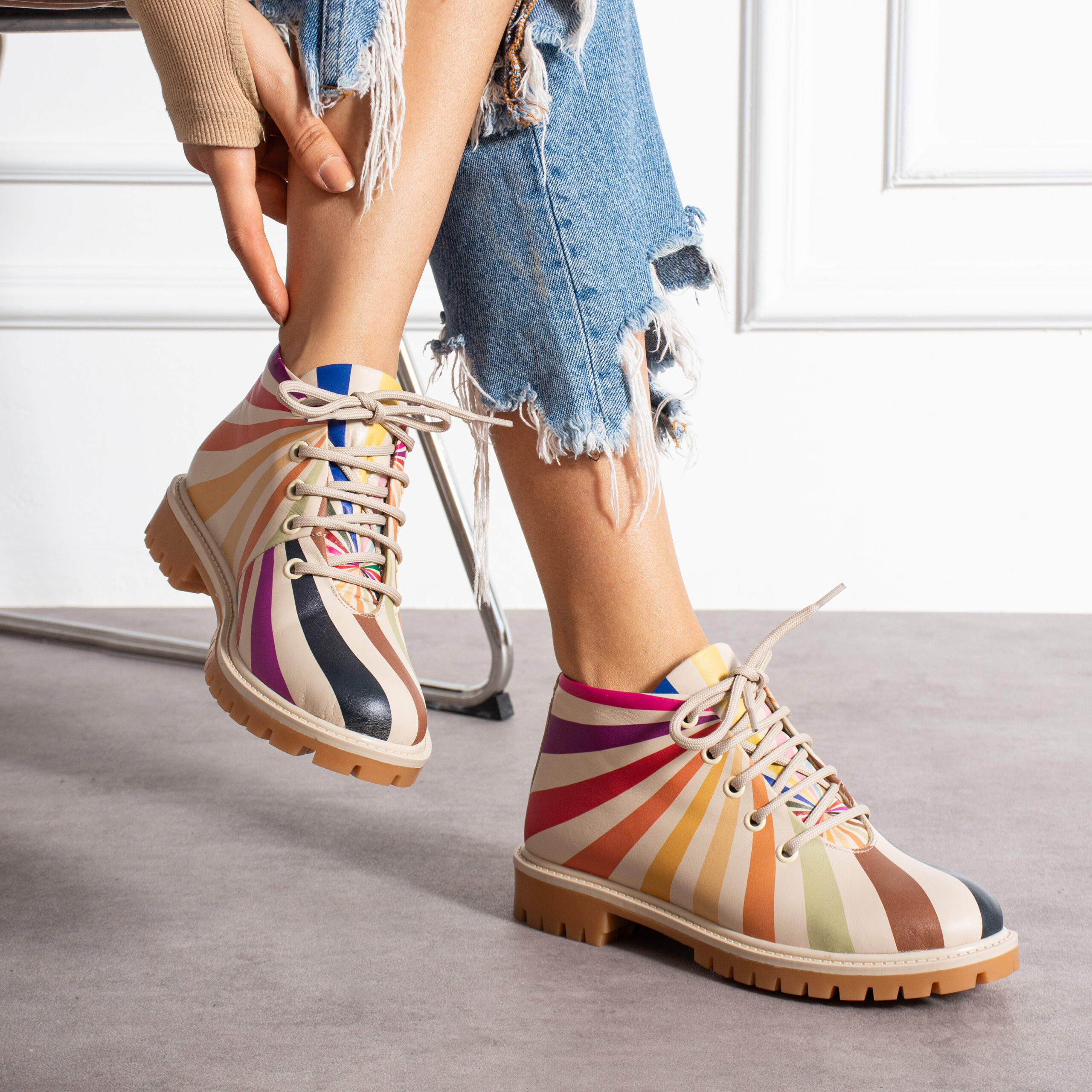 Дамски боти с многоцветен принт от естествена кожа — снимка на продукта от ARMADA