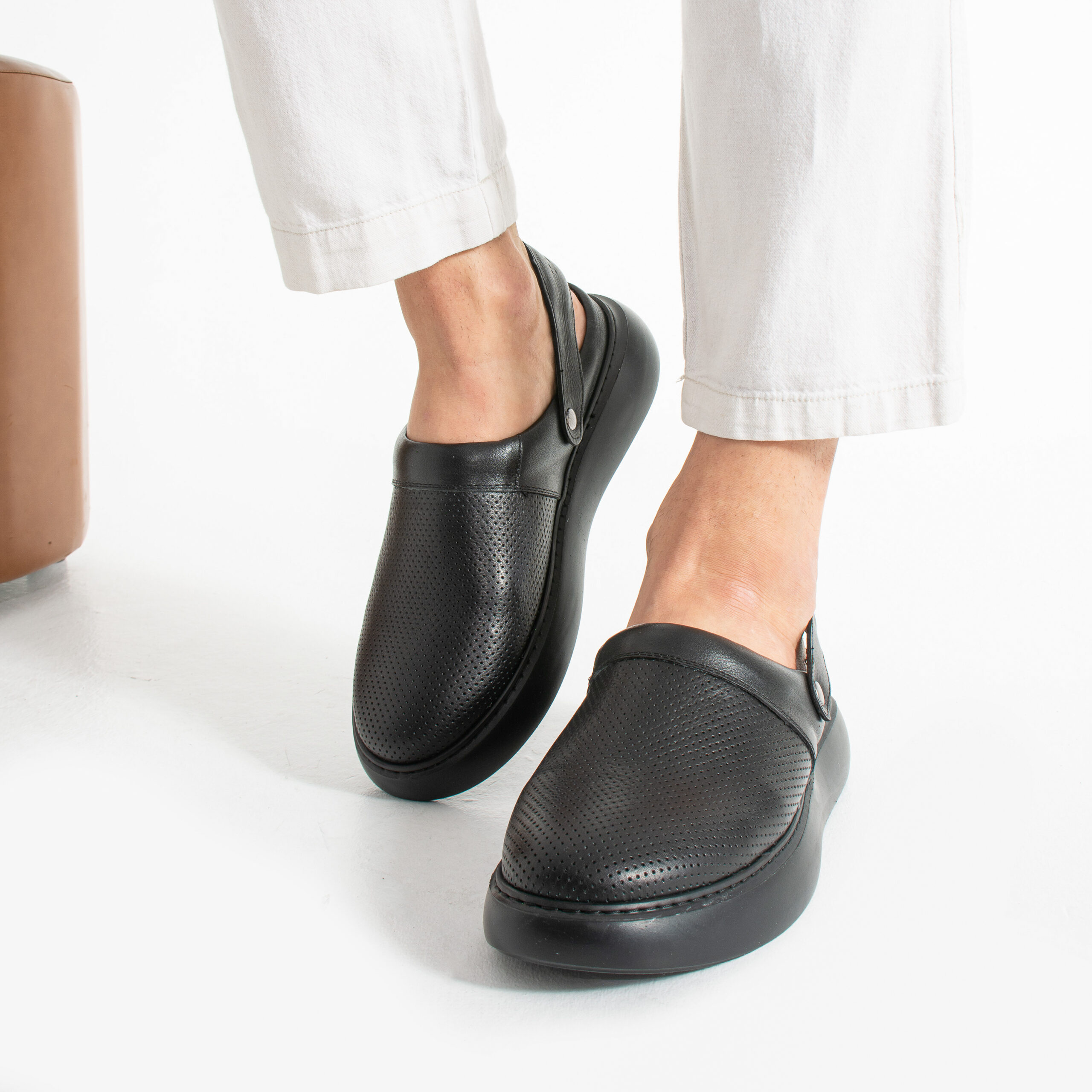 Черно мъжко сабо от естествена кожа с каишка — снимка на продукта от ARMADA