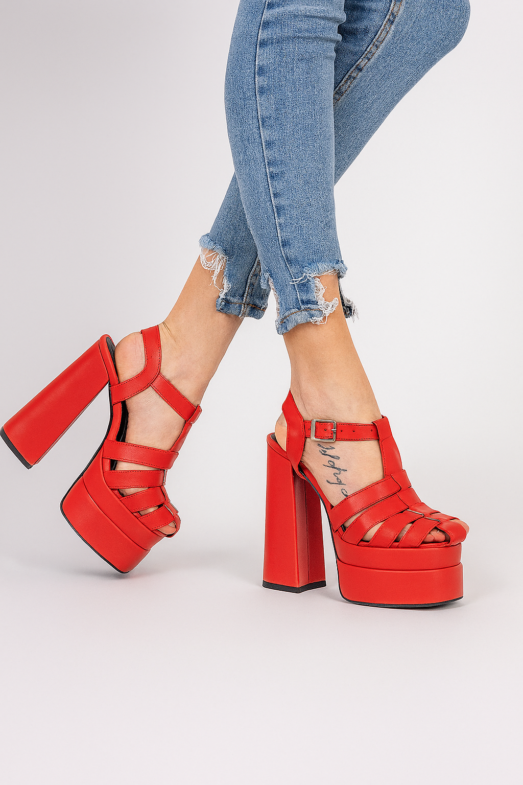 Червени сандали с висок ток и платформа от ARMADA — продуктова снимка