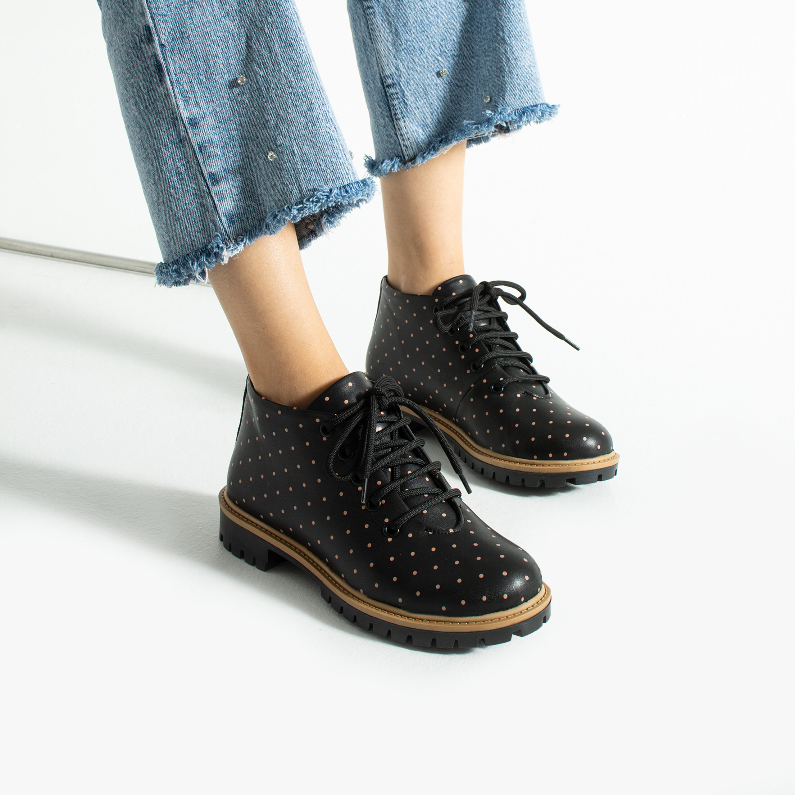 Снимка на Дамски къси черни боти от естествена кожа до глезена, ARMADA, цена 73.62 лв