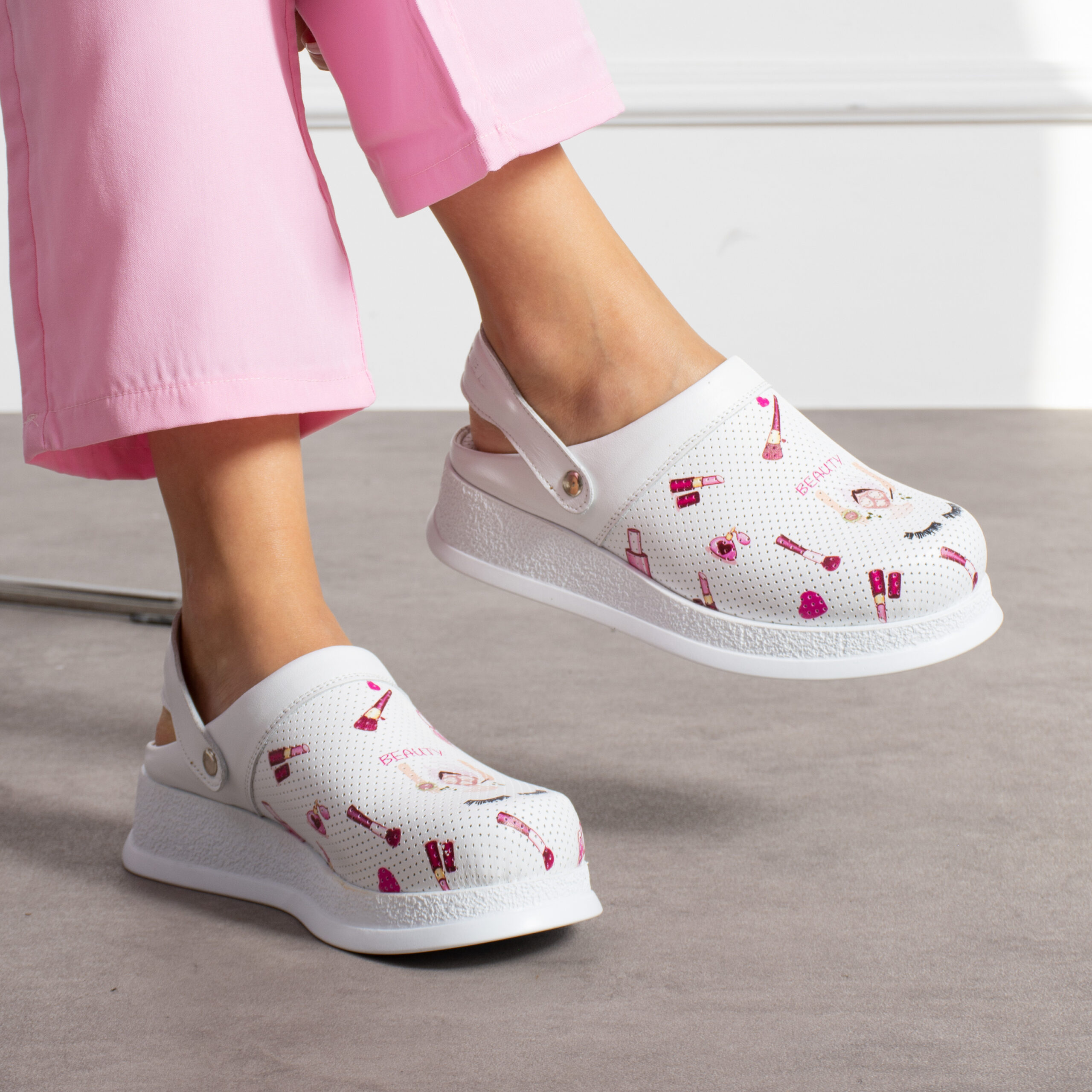 Бяло анатомично сабо от естествена кожа с каишка от ARMADA — продуктова снимка