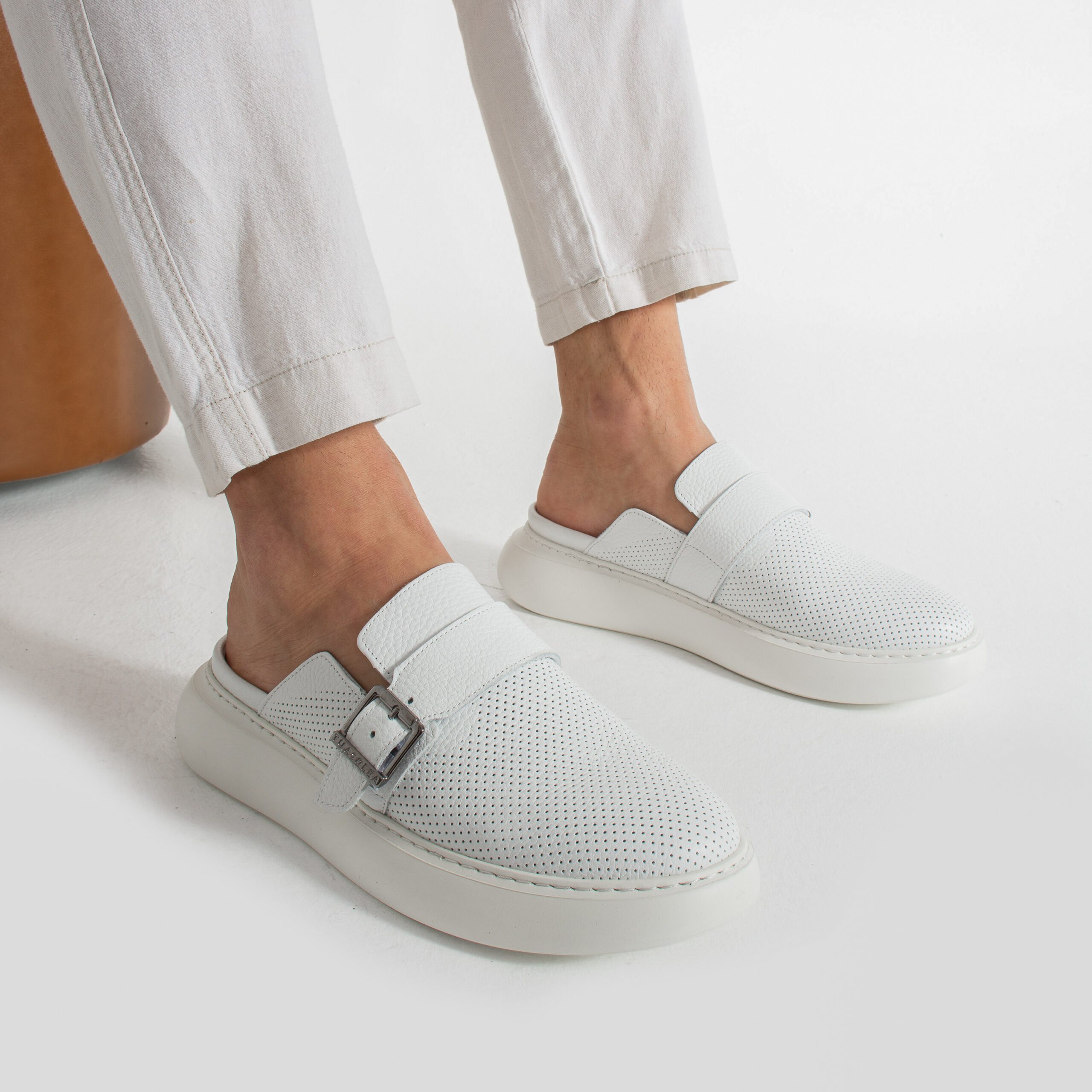 Бяло мъжко сабо от естествена кожа с катарама — снимка на продукта от ARMADA