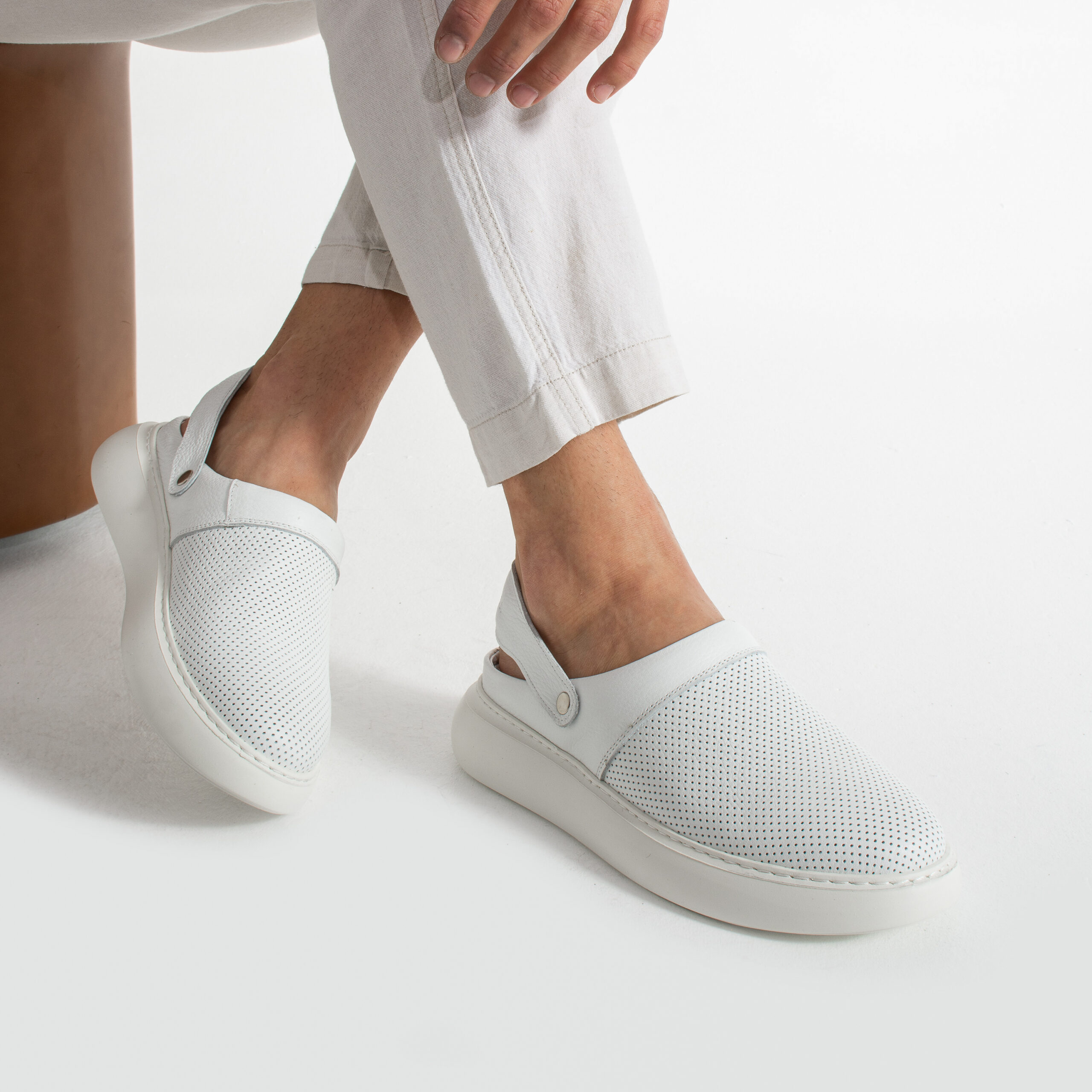 Бяло мъжко сабо от естествена кожа с каишка от ARMADA — продуктова снимка