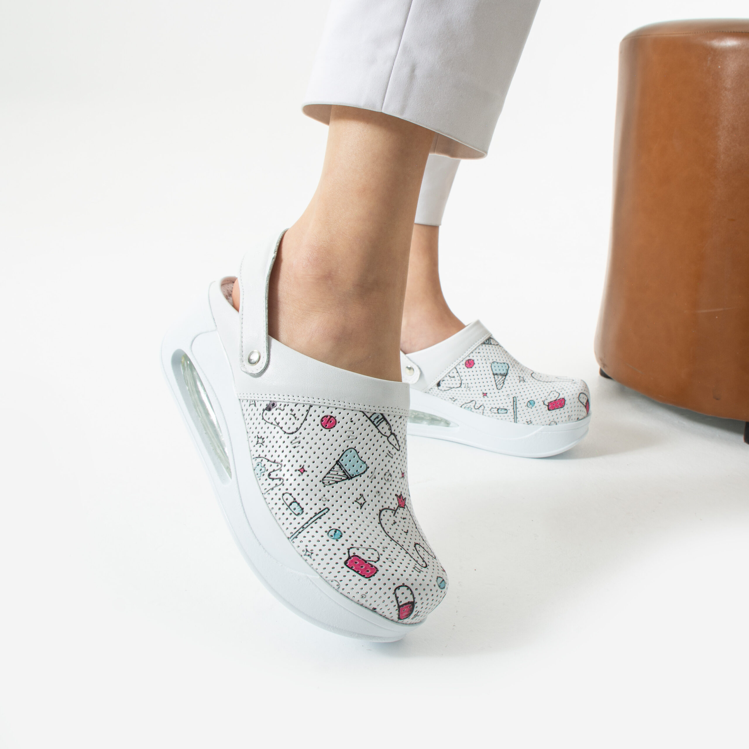 Анатомично сабо от естествена кожа с платформа за зъболекари от ARMADA — продуктова снимка