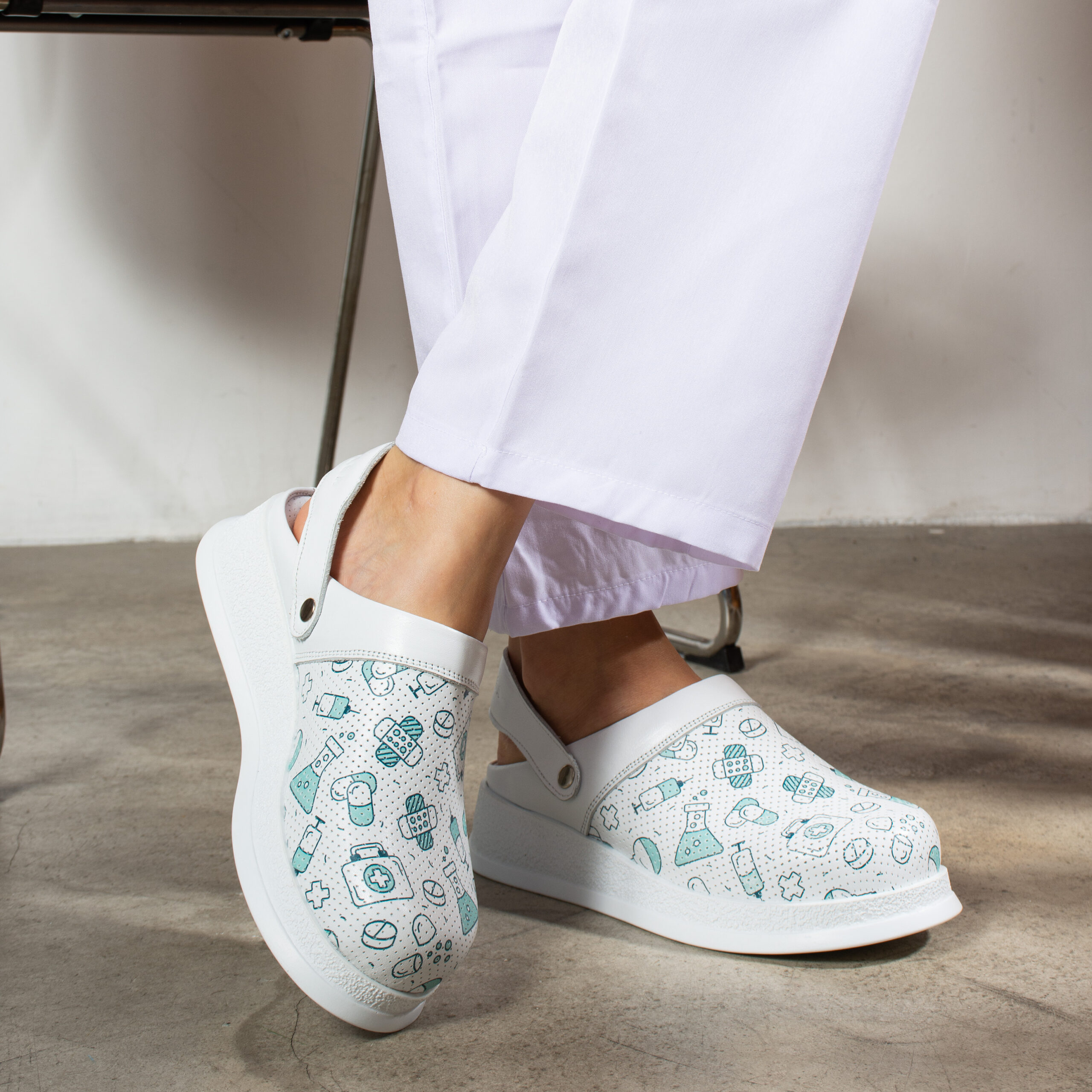 Професионално бяло работно сабо с каишка — снимка на продукта от ARMADA