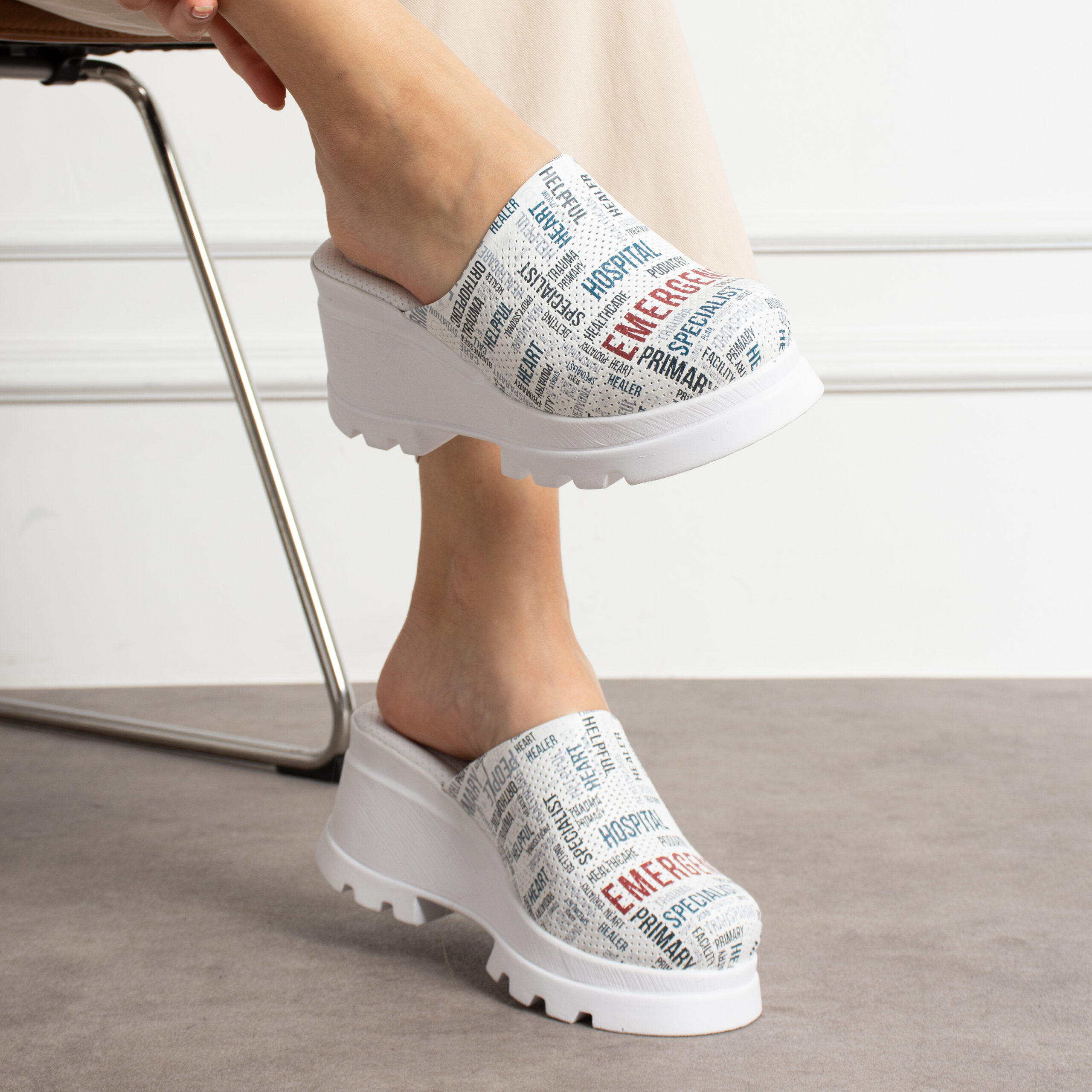 Дамско сабо на платформа от естествена кожа, стил и комфорт  

11