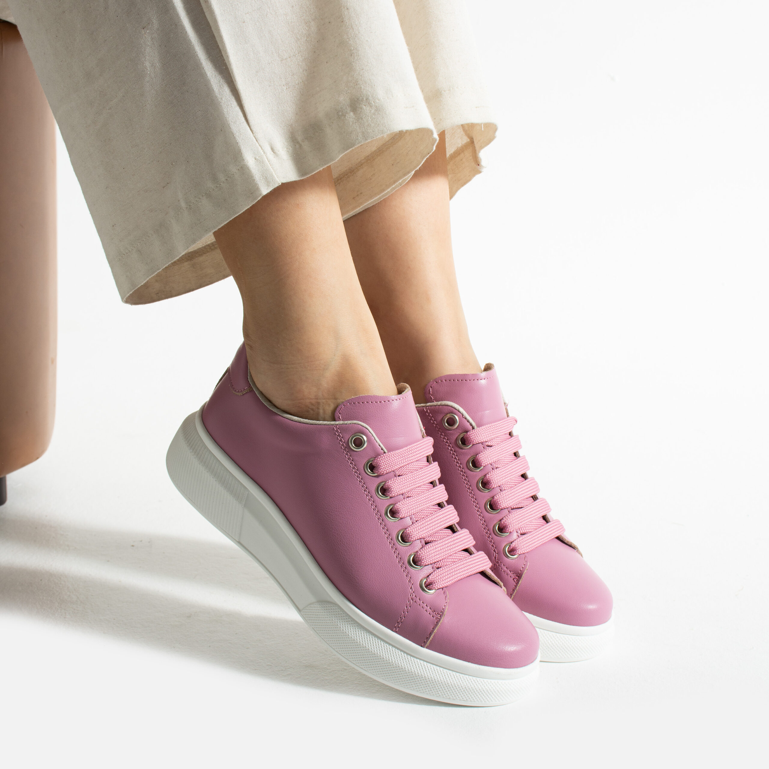 Дамски яркорозови кецове от естествена кожа, моден акцент  

10