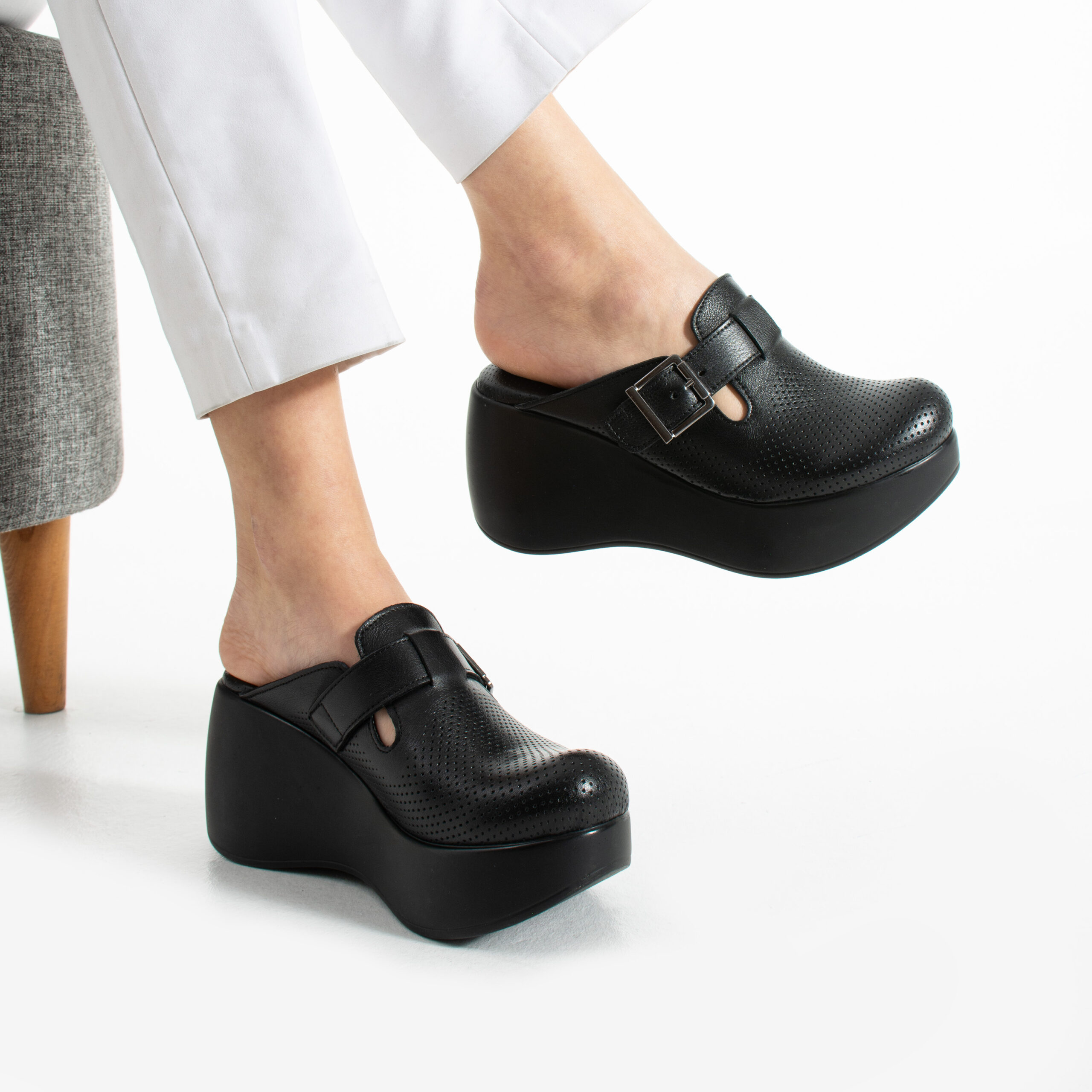 Черно дамско анатомично сабо на платформа от естествена кожа, елегантност  

7