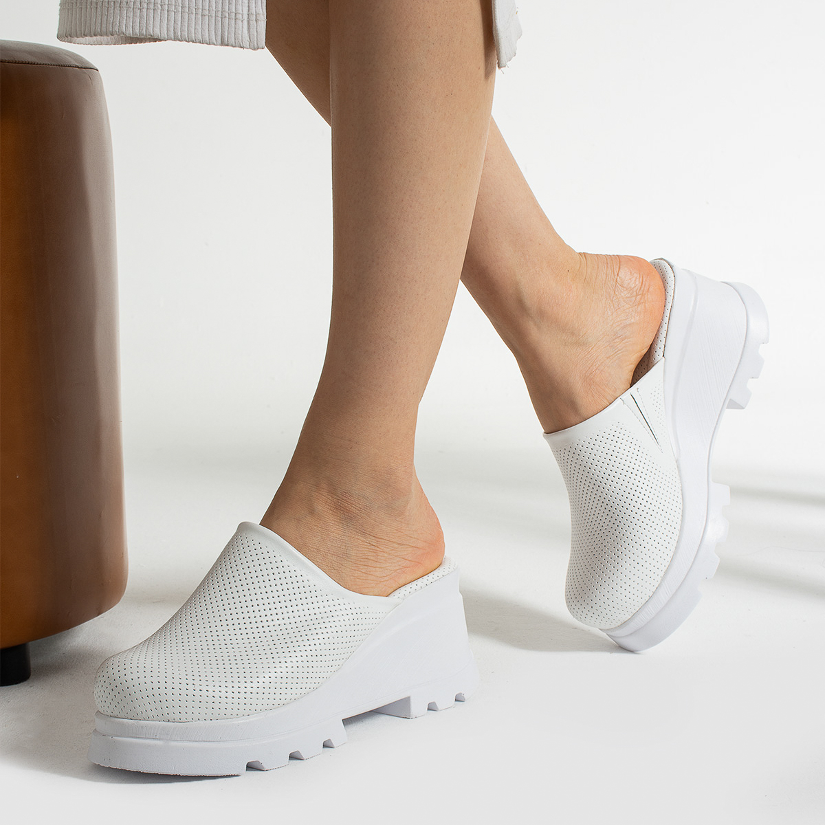 Анатомично бяло сабо от естествена кожа на платформа ARMADA