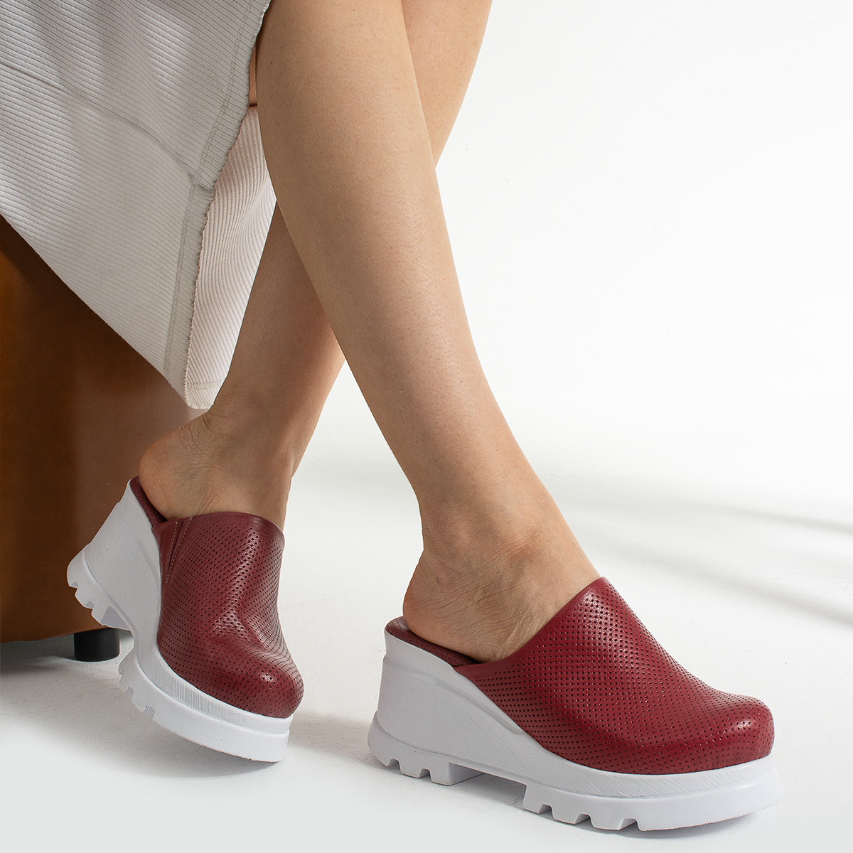 Анатомично червено сабо на платформа ARMADA

18