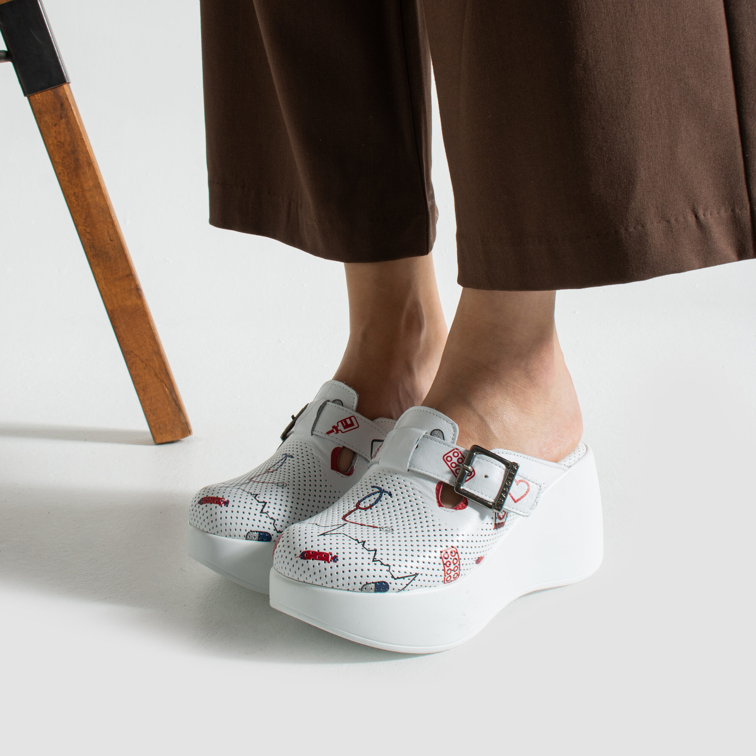 Бели анатомични медицински чехли на платформа от естествена кожа