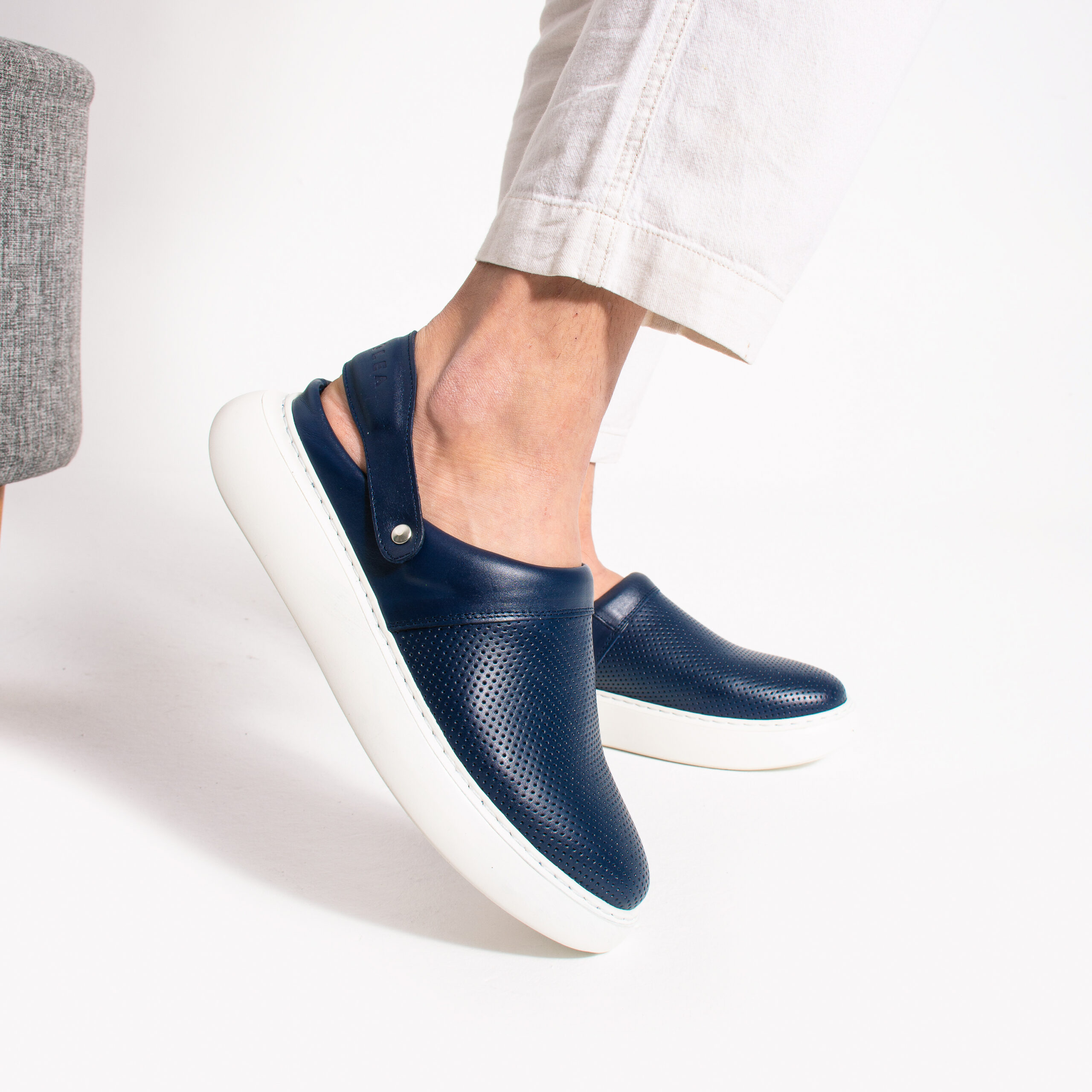 Синьо мъжко сабо от естествена кожа с каишка ARMADA

15