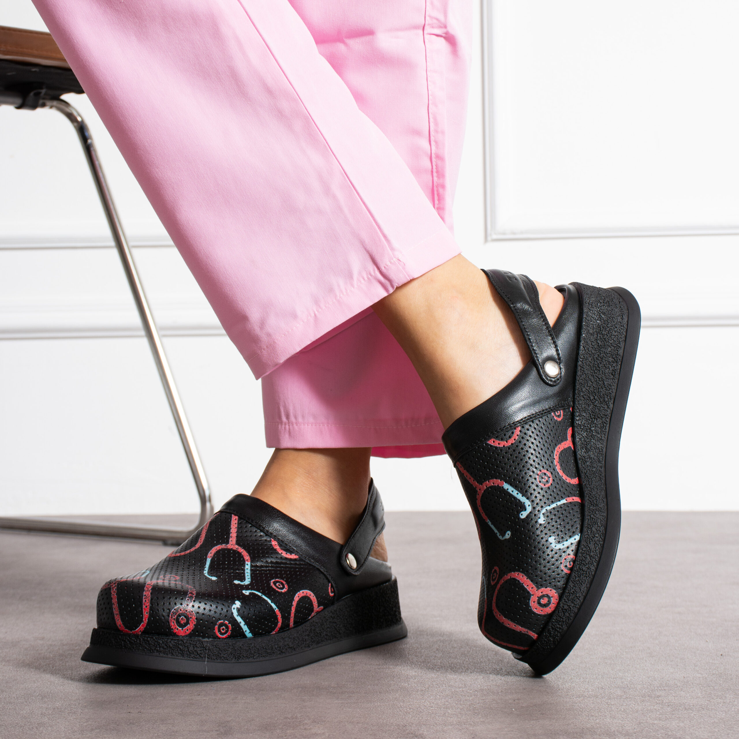 Черно медицинско сабо от естествена кожа с каишка ARMADA

13