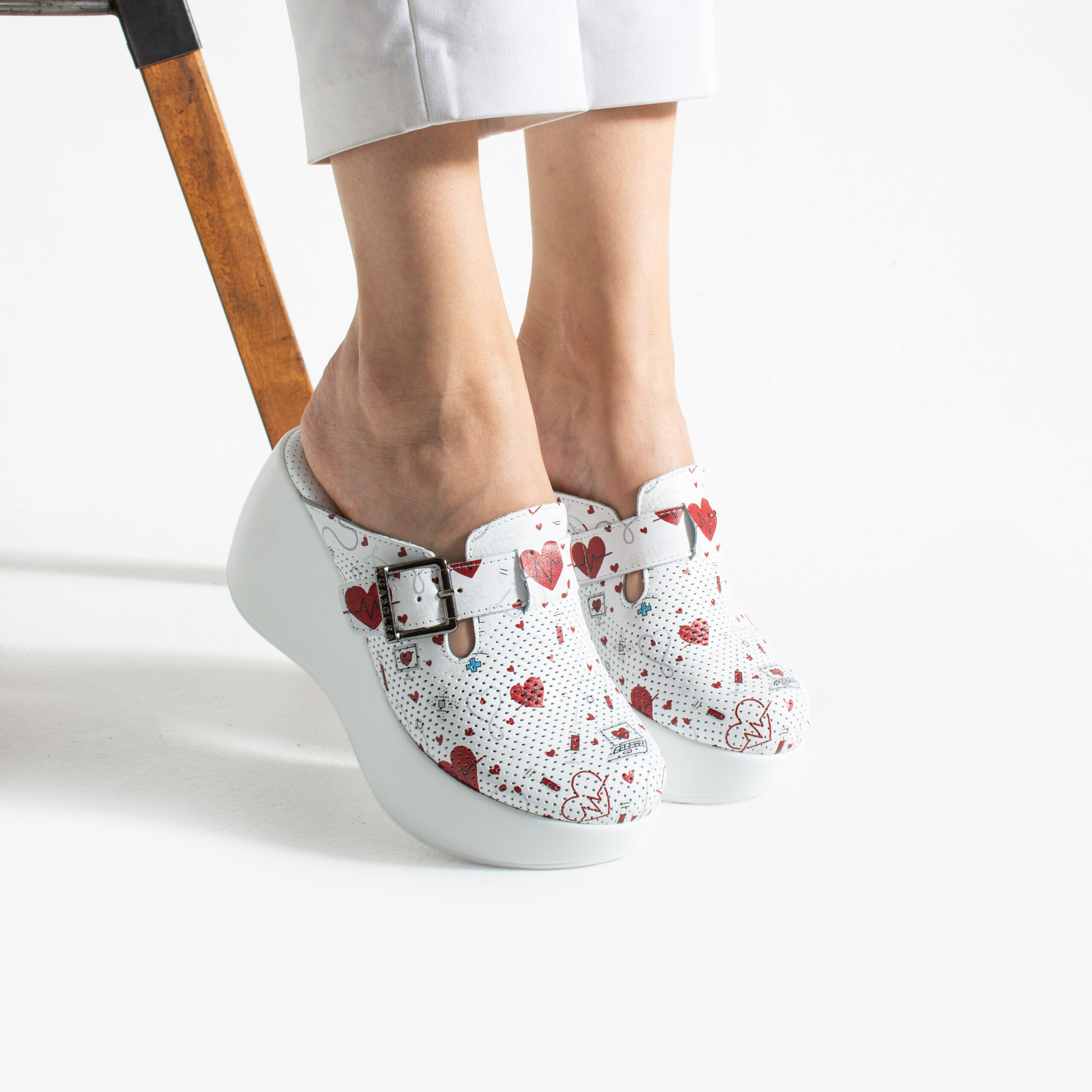 Бели анатомични медицински чехли на платформа от естествена кожа ARMADA

11