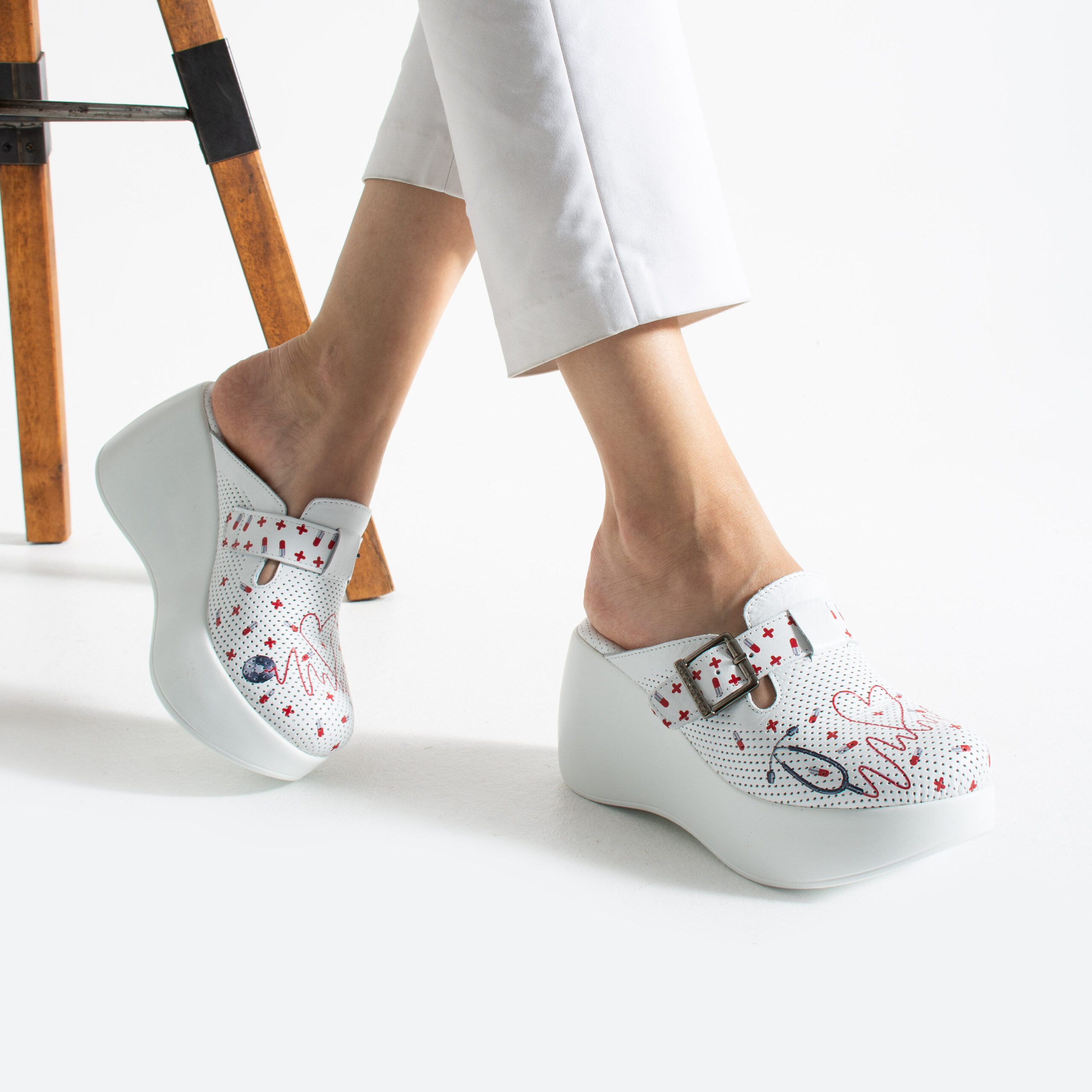 Бели анатомични медицински чехли на платформа от естествена кожа ARMADA

10