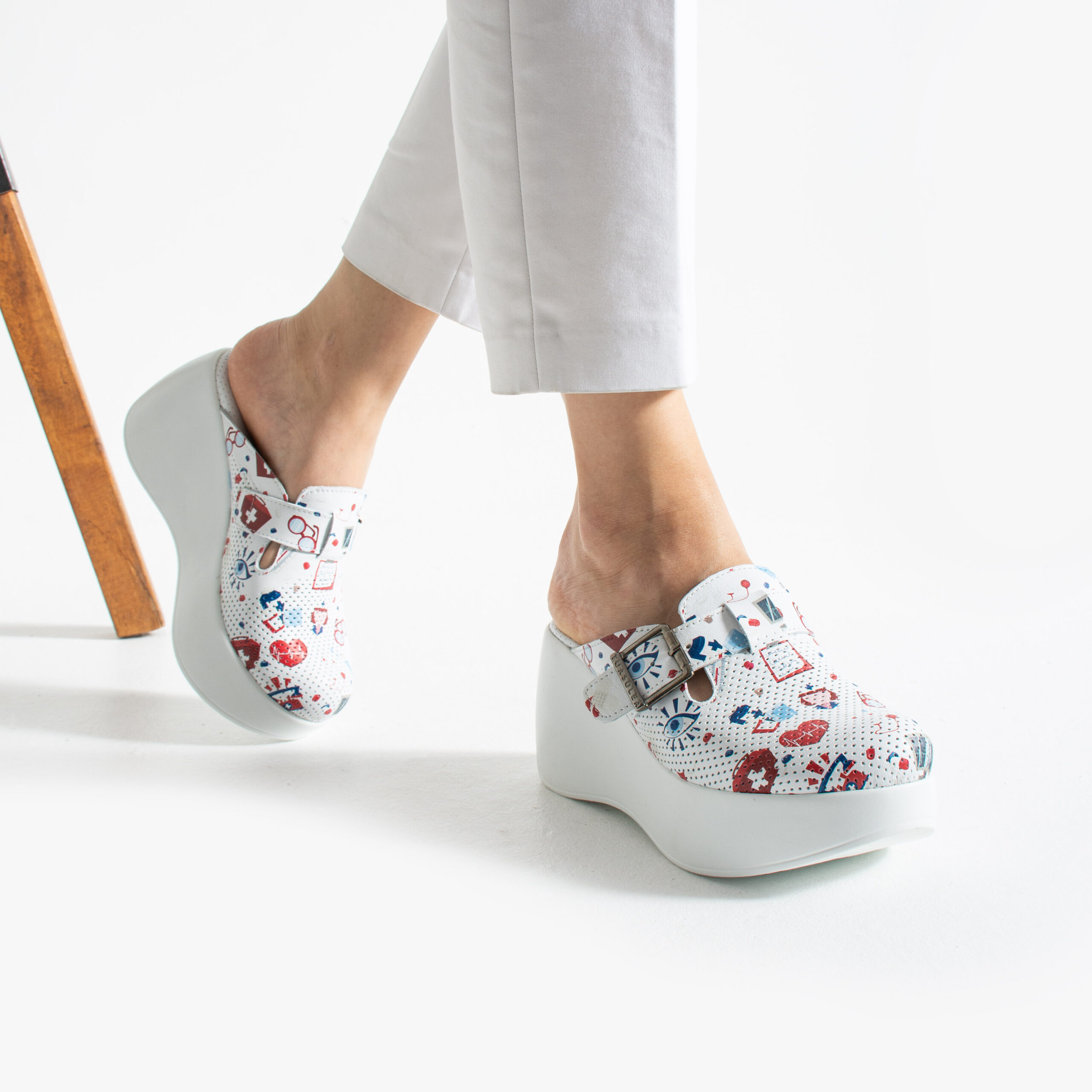 Бели анатомични медицински чехли на платформа от естествена кожа ARMADA

2