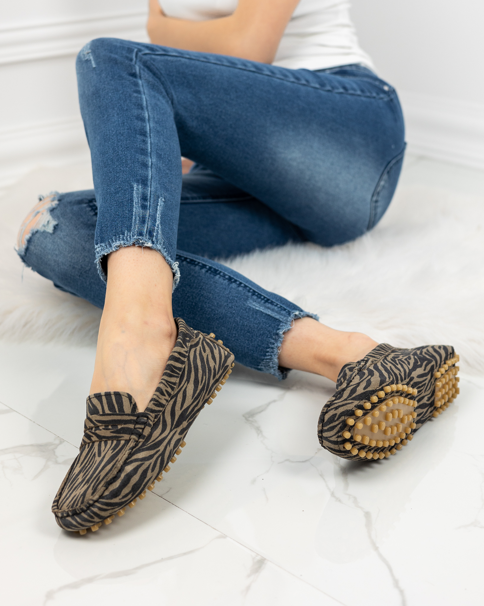 Мокасини от естествен велур с животински принт в бежово и черно, модел ARMADA  

17.