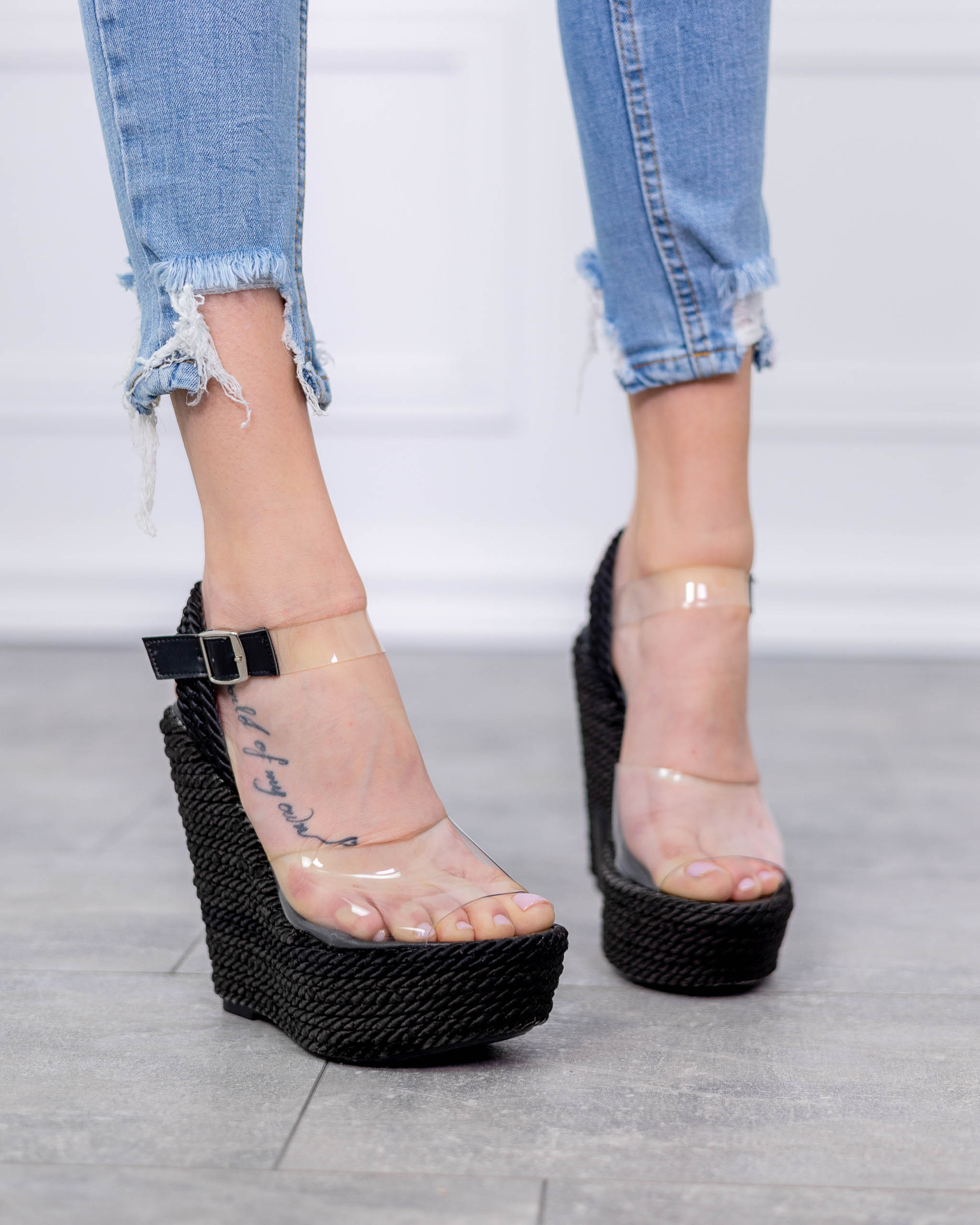 Черни силиконови сандали на платформа от ARMADA за летни разходки  

11.