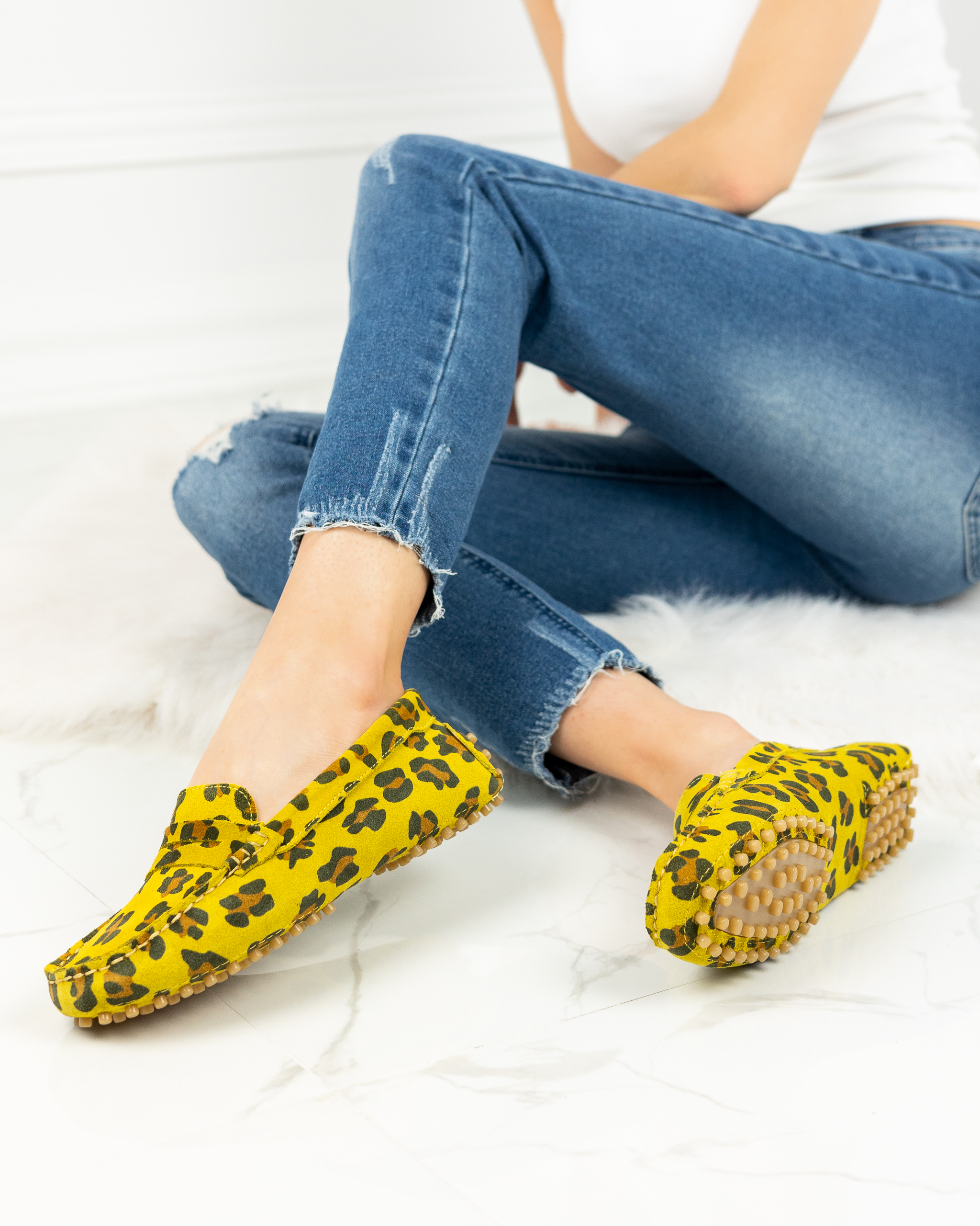 Жълти дамски мокасини от естествен велур с леопардов принт за стил и комфорт  

10.